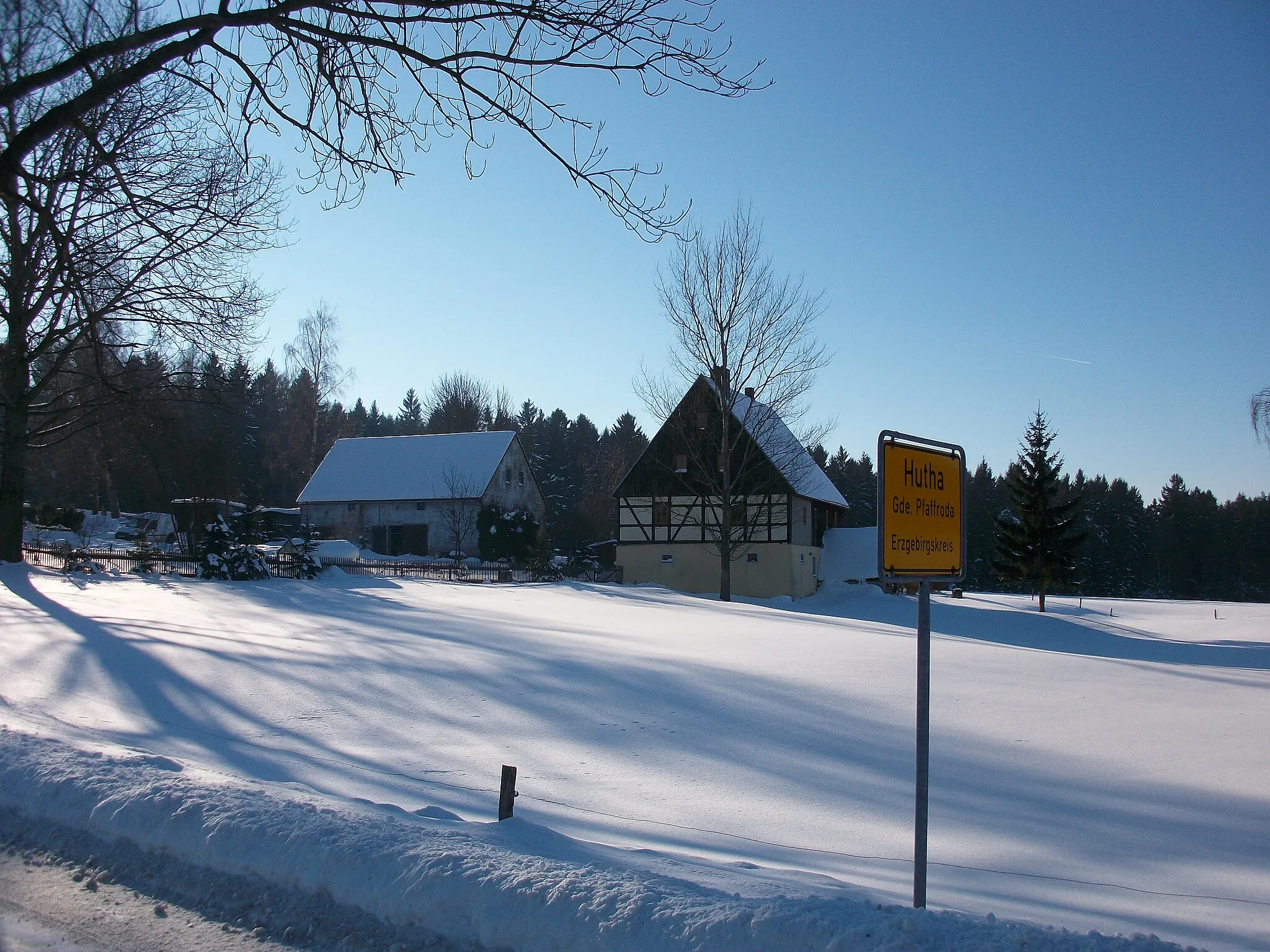 Photo showing: Hutha, historisches Ortsteingangsschild (2017)