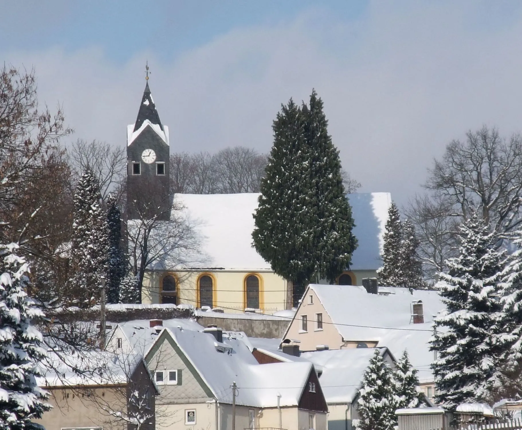 Photo showing: Die Kirche in Hallbach von Süden gesehen.