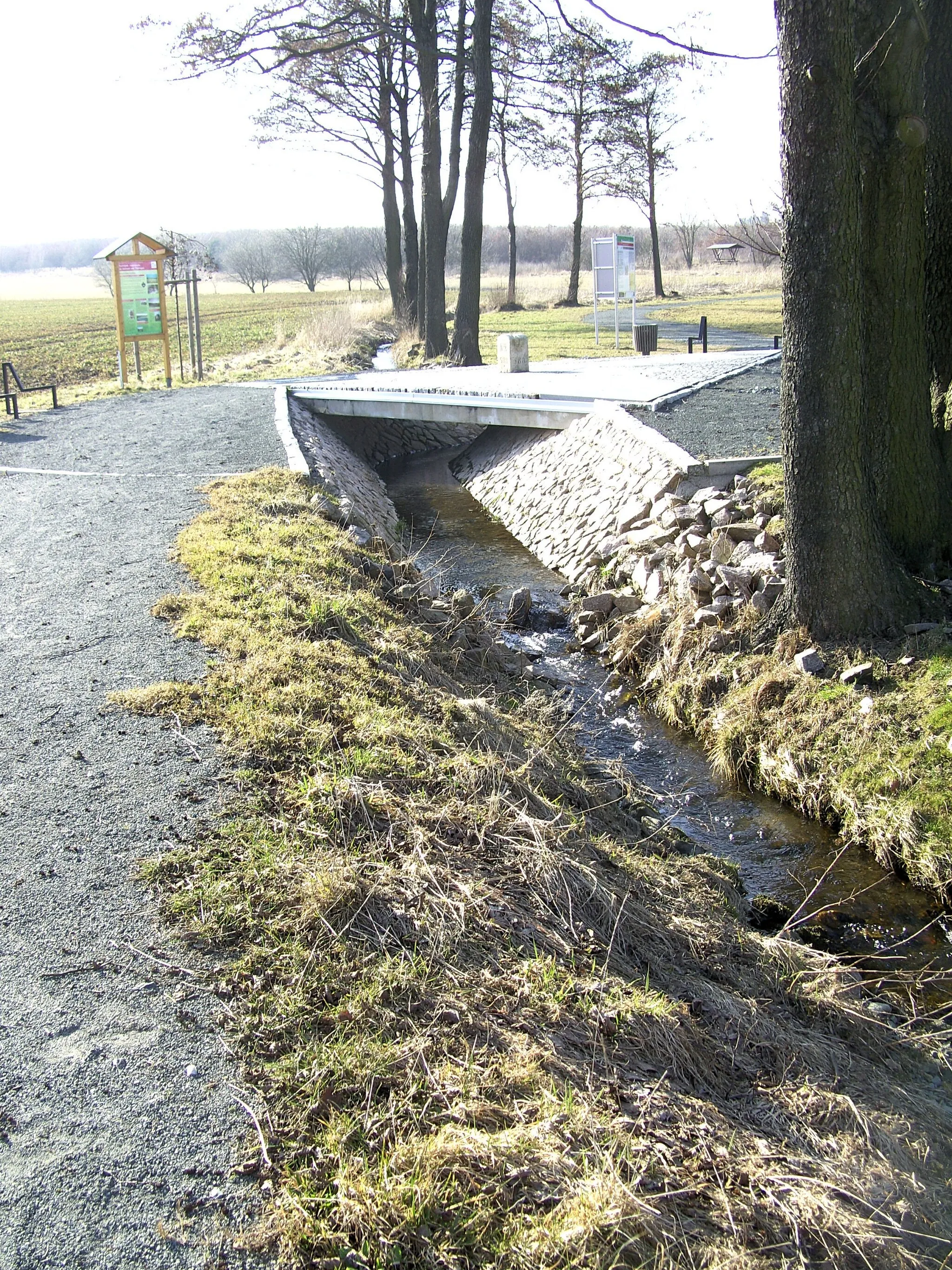 Photo showing: Der Drei-Freistaaten-Stein (Dreiländereck Bayern-Sachsen-Thüringen) über dem Lauf des Kupferbachs