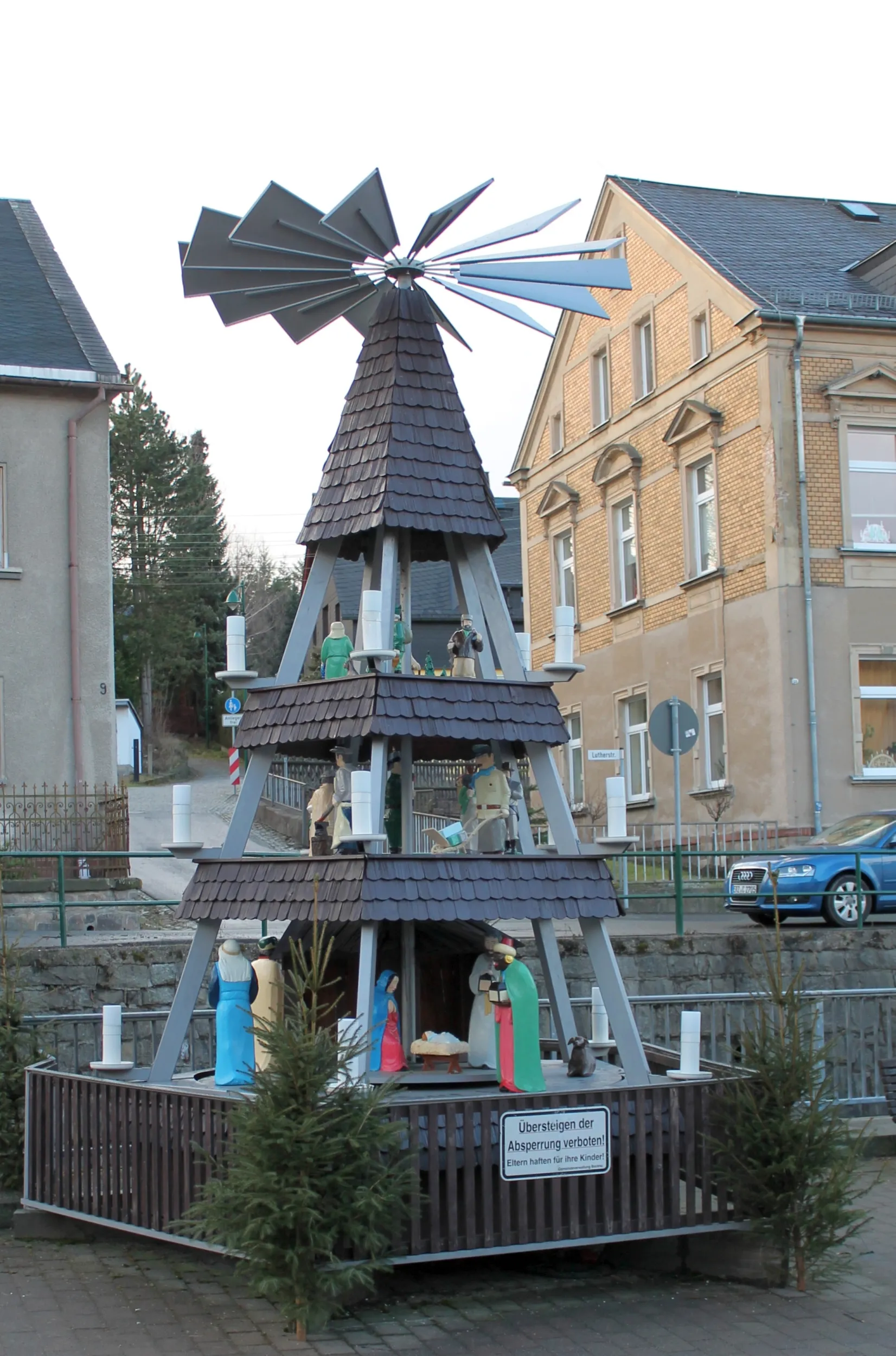 Photo showing: Outdoor christmas pyramid in Bockau, Saxony, Germany.