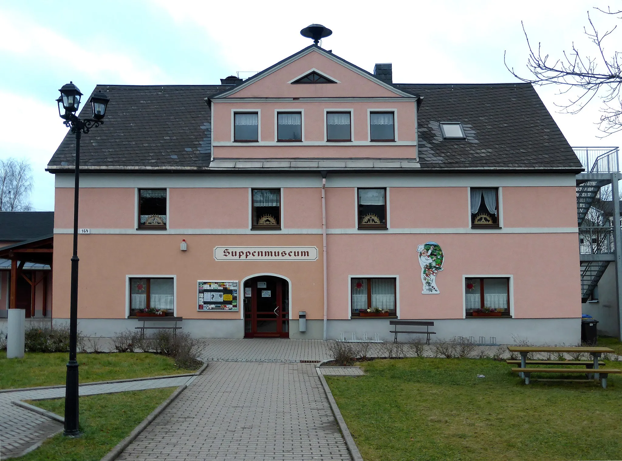 Photo showing: Suppenmuseum und Ortspyramide in Neudorf (Sehmatal), Erzgebirgskreis - Sachsen.