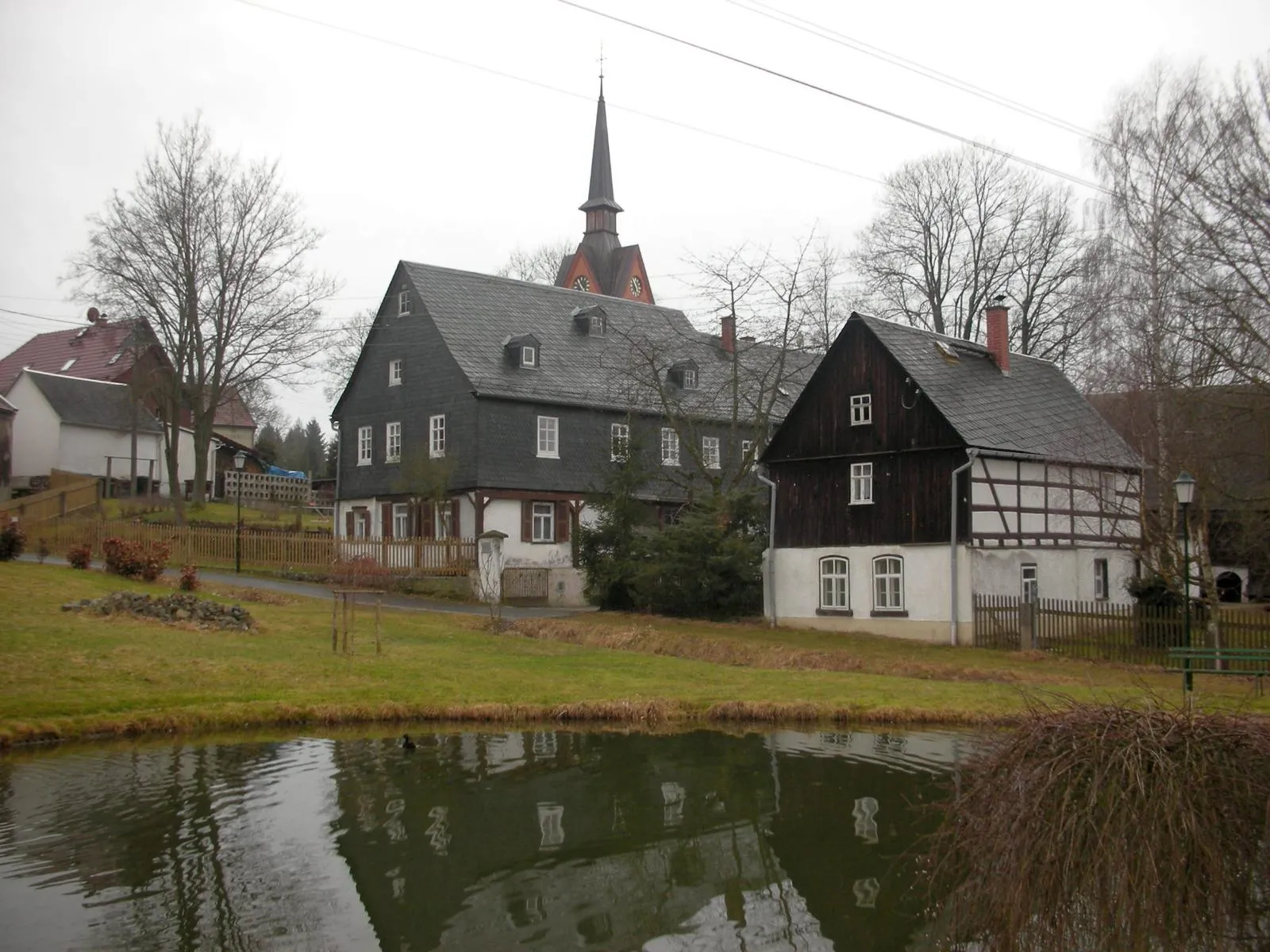 Photo showing: Umgebung Pfarrhaus in Marieney (Geburtshaus von Adam Friedrich Zürner), hinten Kirche