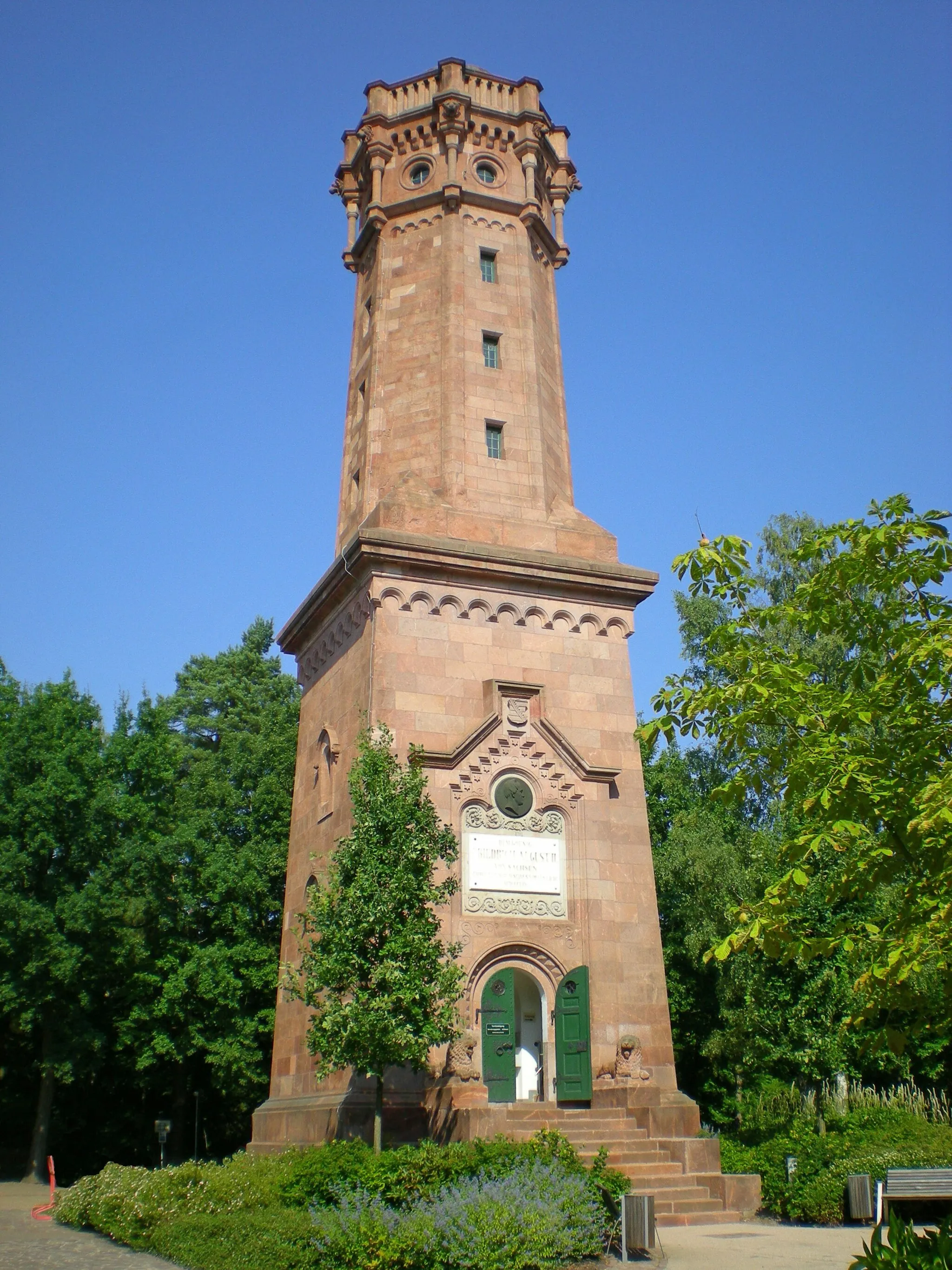 Photo showing: Friedrich-August-Turm auf dem Rochlitzer Berg - Geotop - Sachsen. Der Turm ist 27 Meter hoch und auf ihm befindet sich eine Triangulationssäule, die unter Denkmalschutz steht.