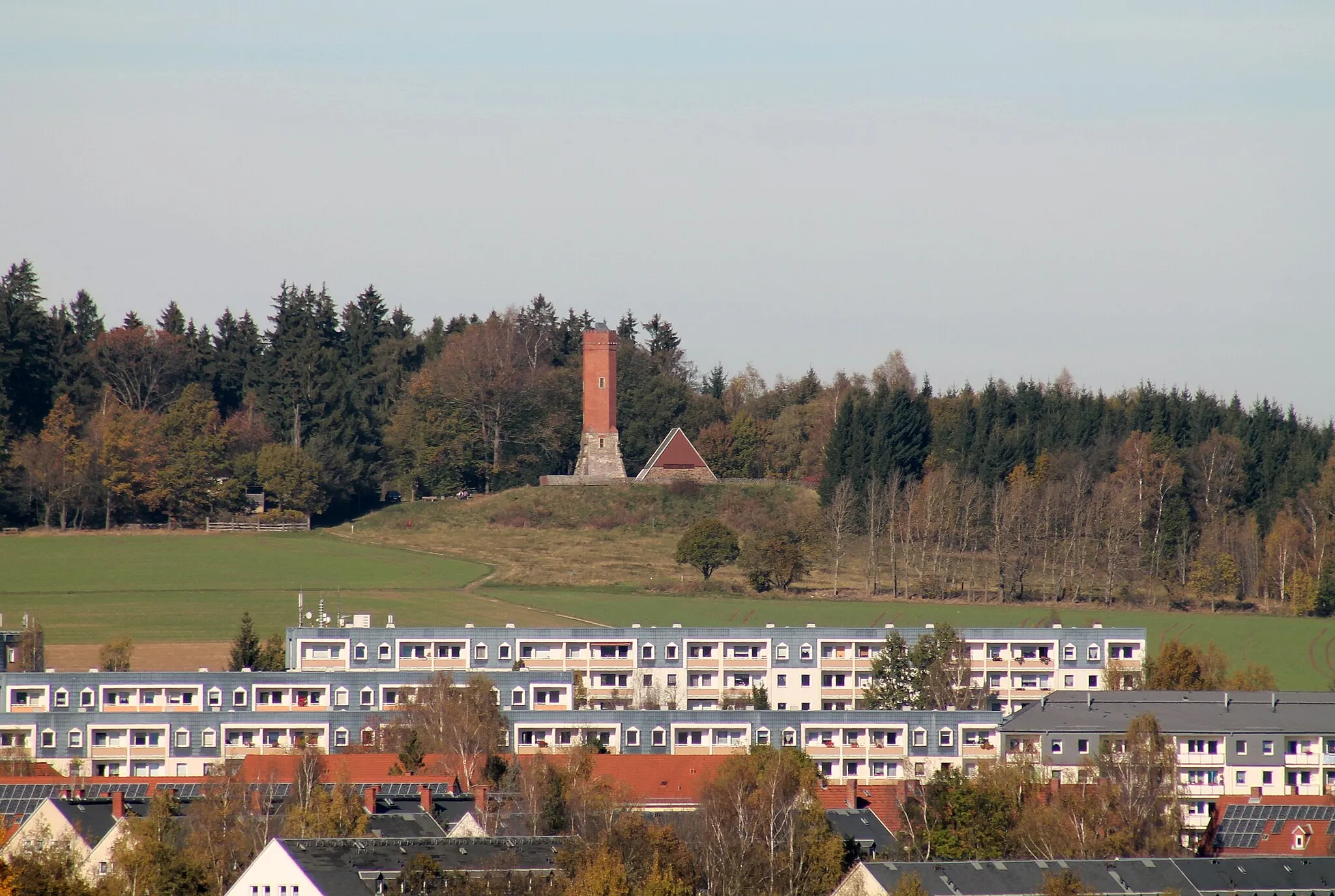 Photo showing: Der Keilberg bei Schneeberg vom Turm der St. Wolfgangskirche aus gesehen.