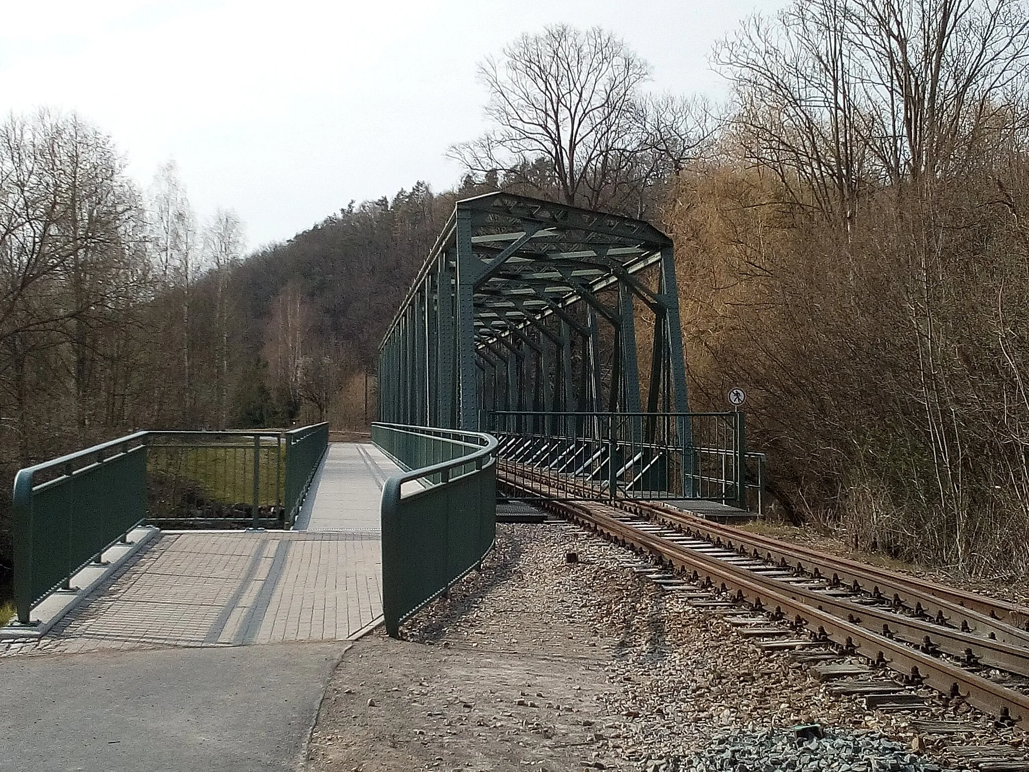 Photo showing: Schweizerthal, kleine Chemnitzbrücke mit Chemnitztalradweg (2020)