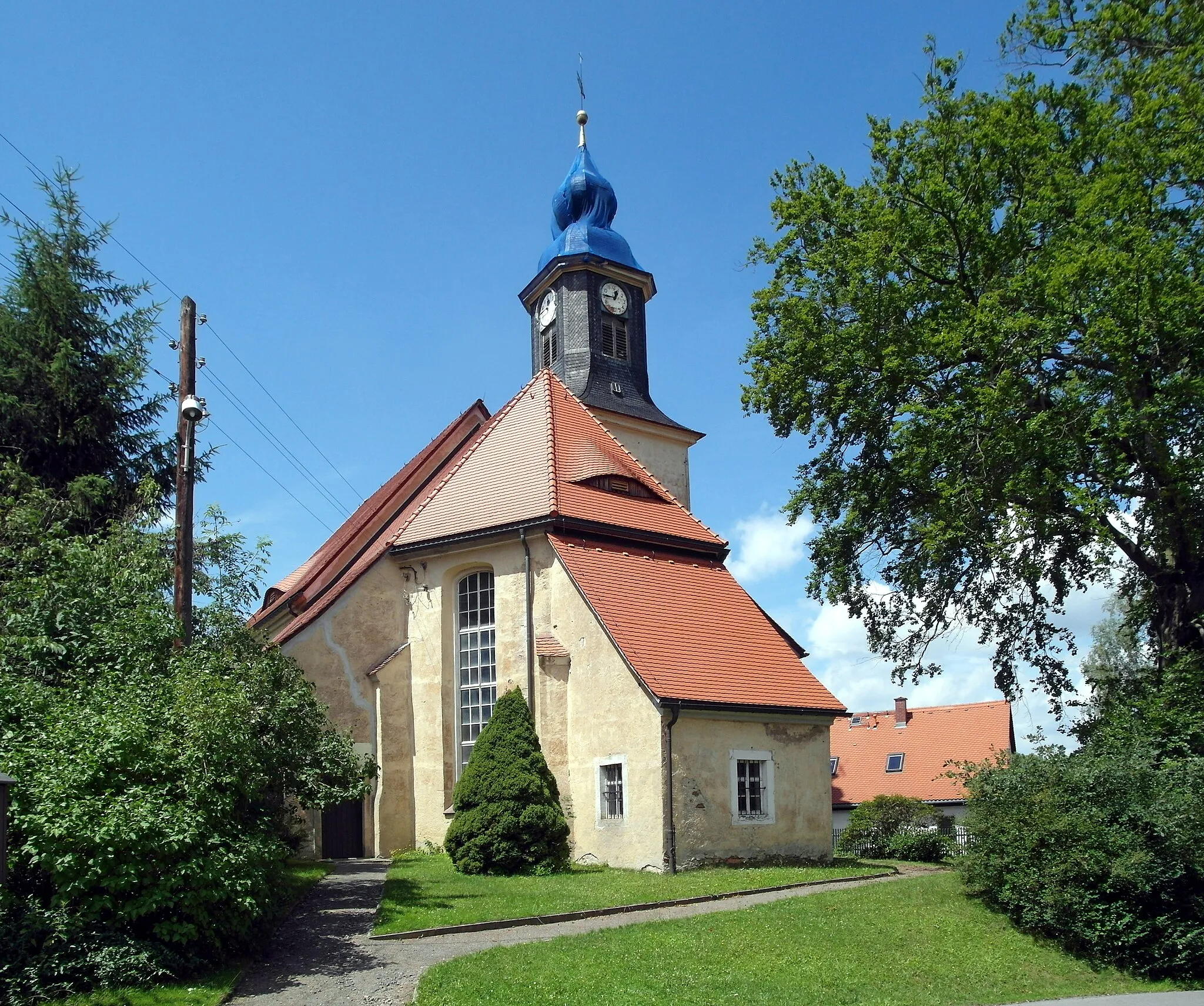 Photo showing: 03.07.2017    09600   Oberschöna: Kirche Oberschöna, Am Geyersberg 23 (GMP: 50.895727,13.253773). Neubau nach Brand vom November 1761. Sicht von Südosten.  [SAM0808.JPG]20170703260DR.JPG(c)Blobelt