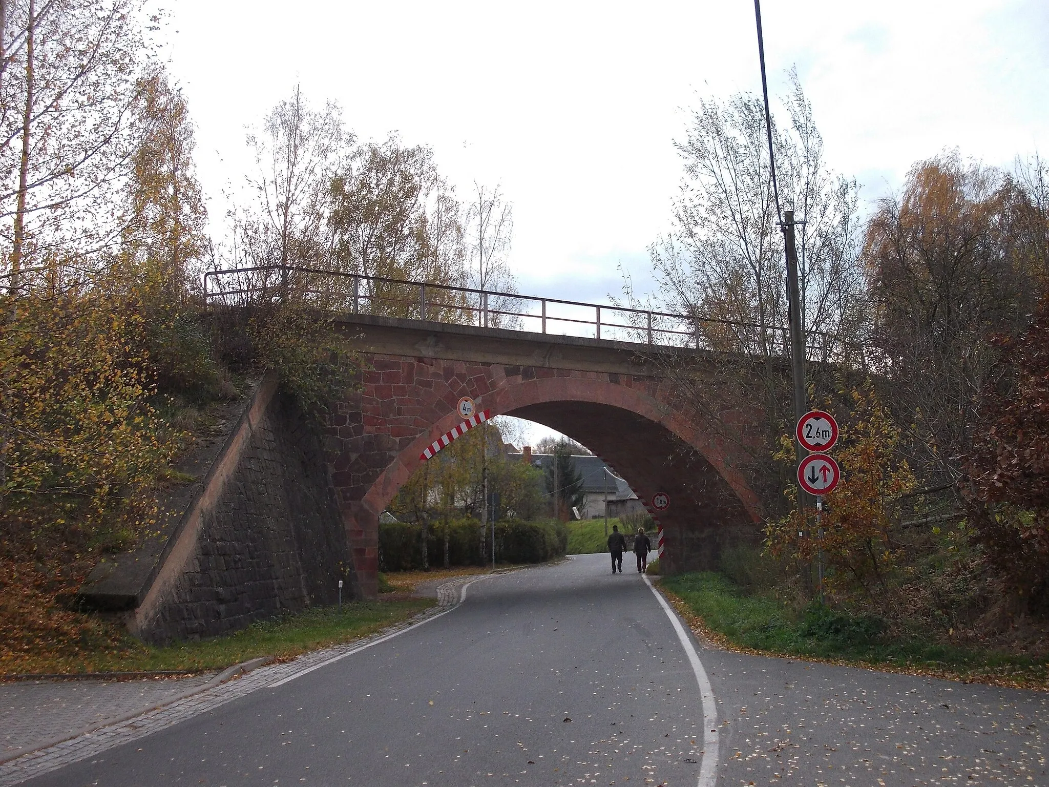 Photo showing: Bridge of the former Rochlitz-Penig railway line in Stollsdorf (Königsfeld, Mittelsachsen district, Saxony)