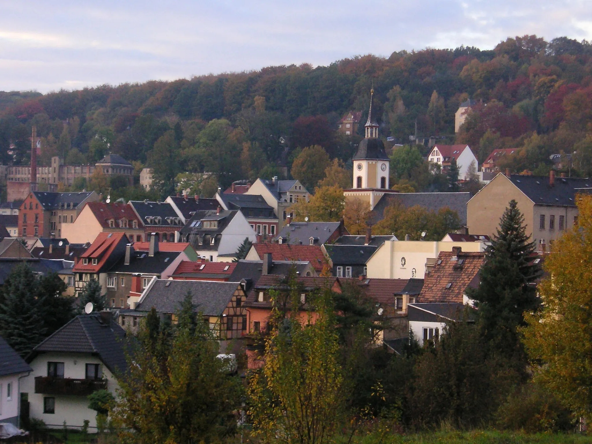 Photo showing: Blick auf Hohenstein-Ernstthal.

Autor / Quelle: Selbst fotografiert im Herbst 2005.
Lizenz: Keine Rechte vorbehalten. (Gemeinfrei)