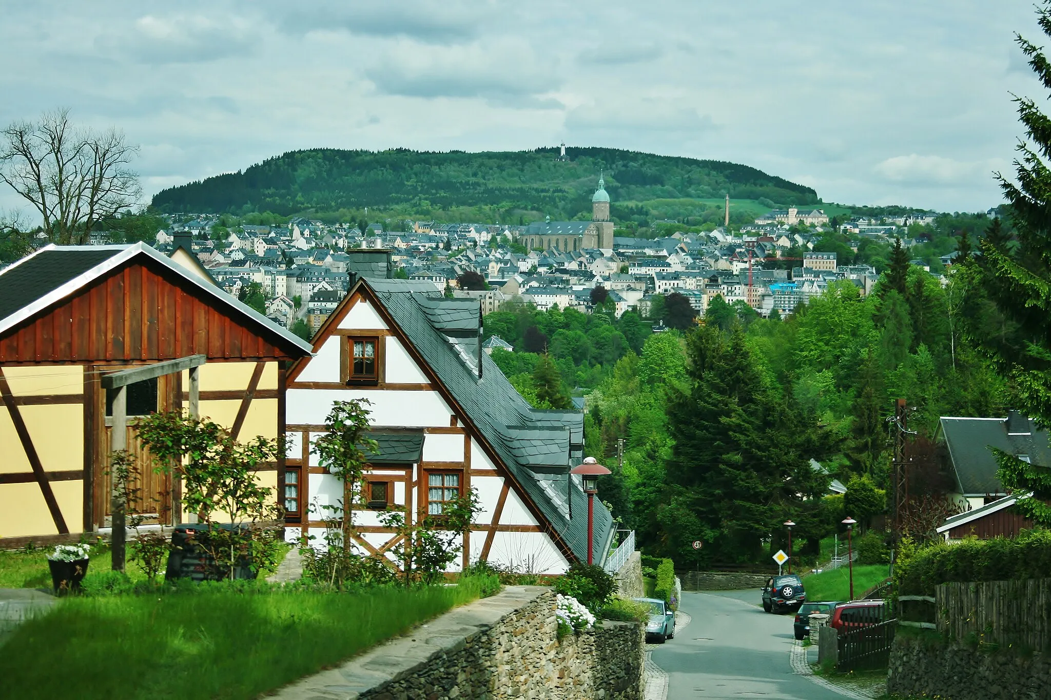 Photo showing: Blick von Frohnau aus nach Annaberg-Buchholz, weithin sichtbar die Sankt Annenkirche