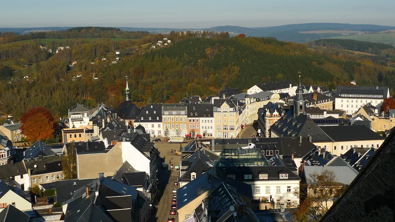 Photo showing: Blick vom Turm der St.-Annen-Kirche auf die Stadt und das Erzgebirge