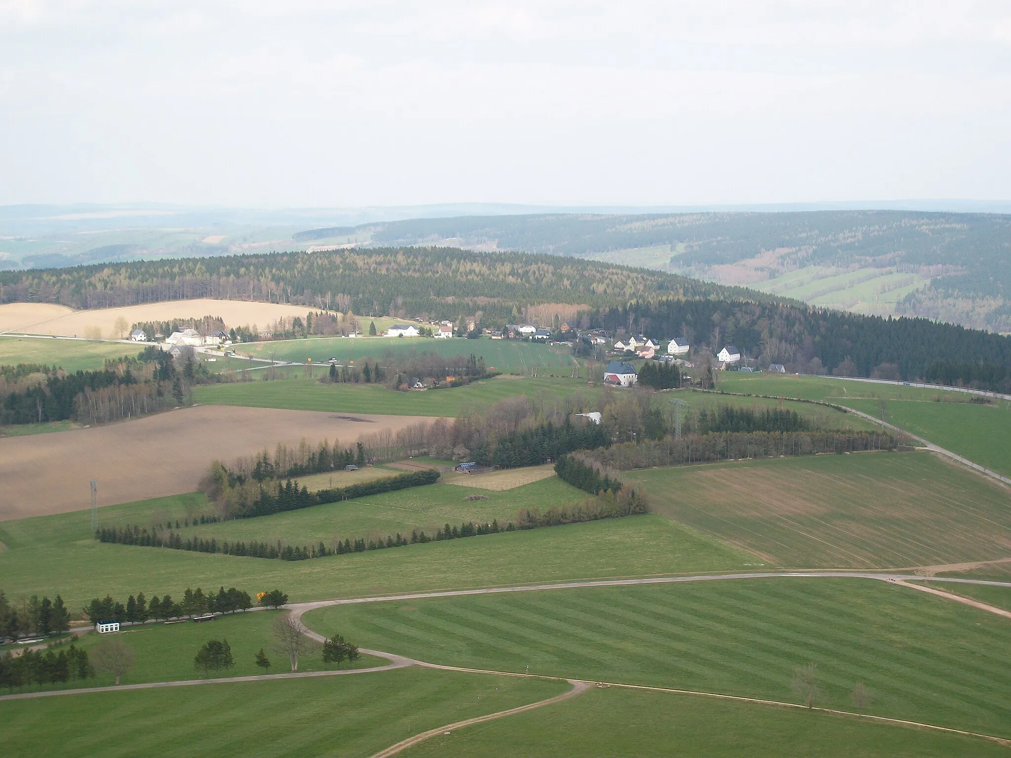 Photo showing: Blick vom Bärenstein zum oberen Ortsteil von Kühberg an der B 95