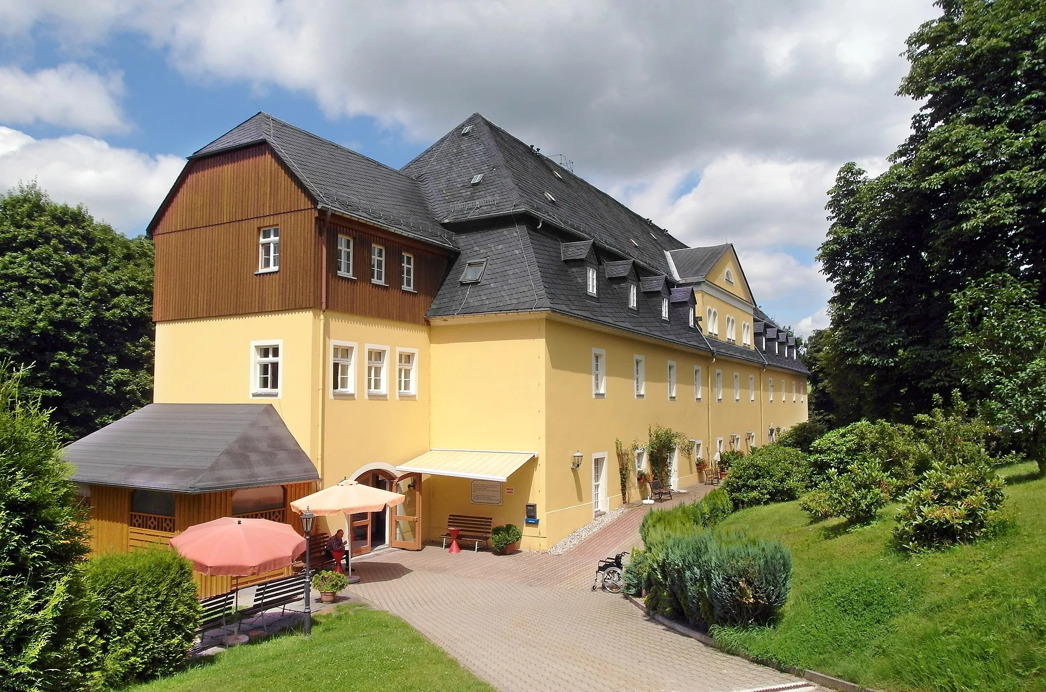 Photo showing: 18.07.2016    09526  Dörnthal (Gemeinde Pfaffroda): Herrenhaus Dörnthal, Am Feierabendheim 2: Herrenhaus, 1798-1799 für Curt und Heinrich von Schönberg erbaut, die aber nicht hier sondern im Schloß Pfaffroda wohnten. In der DDR zunächst Tuberkuloseheim und ab 1964 Altersheim, Heute Pflegeheim der Sozialbetriebe Mittleres Erzgebirge.                                                        [SAM7036.JPG]20160718530DR.JPG(c)Blobelt