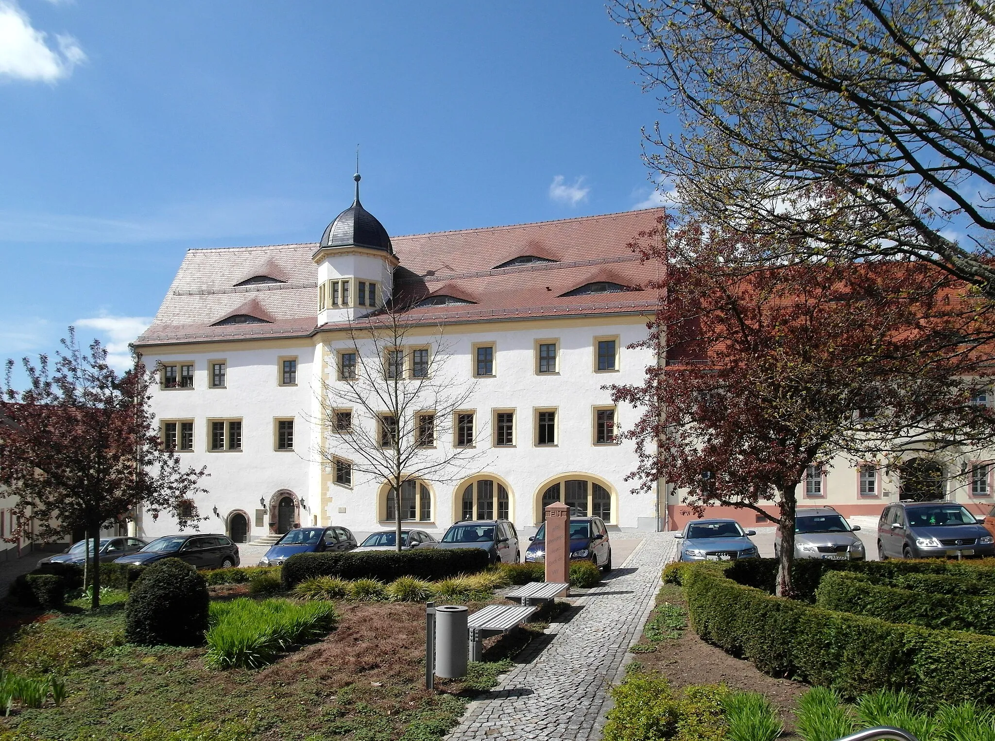 Photo showing: 24.04.2017  09212  Limbach (Limbach-Oberfrohna), Rathausplatz 1: Rittergut Limbach, Herrenhaus (GMP: 50.858056,12.767706). Auf dem Gelände des aus dem 13. Jh. stammenden Ritterguts ließ Georg I. von Schönberg um 1570 das heutige Herrenhaus im schlichten Renaissancestil errichten. Heute Sitz der Stadtverwaltung. Sicht aus dem Hof von  Osten.                                                                                                                                                                                  [SAM9422.JPG]20170424105DR.JPG(c)Blobelt