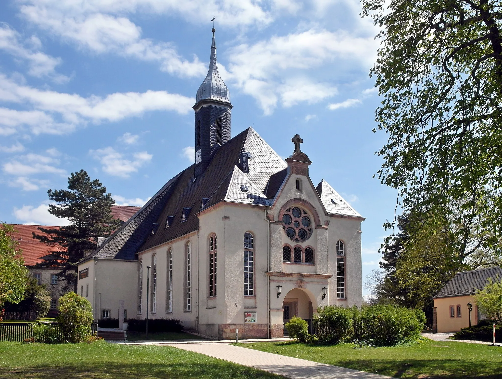 Photo showing: 24.04.2017   09212   Limbach (Limbach-Oberfrohna): Evangelische Stadtkirche Limbach, Kirchstraße (GMP: 50.858131,12.767089). Erste Kirche 1346. Heutige 
Kirche nach Umbau von 1811. Sicht von Nordwesten.                                                                                              [SAM9460.JPG]20170424180DR.JPG(c)Blobelt