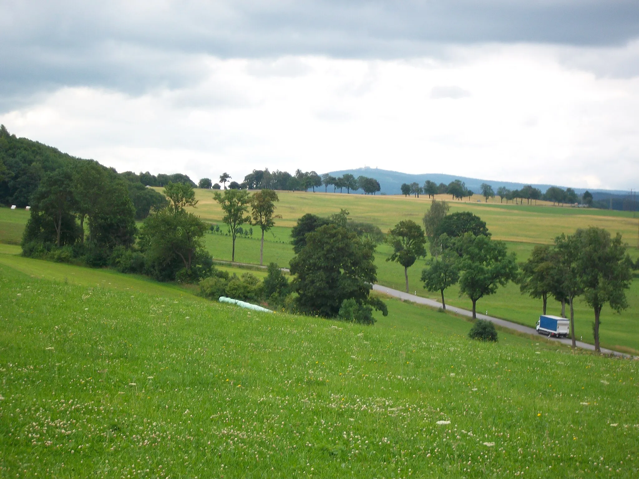 Photo showing: Blick vom Emmlerweg bei Oberscheibe auf den Fichtelberg