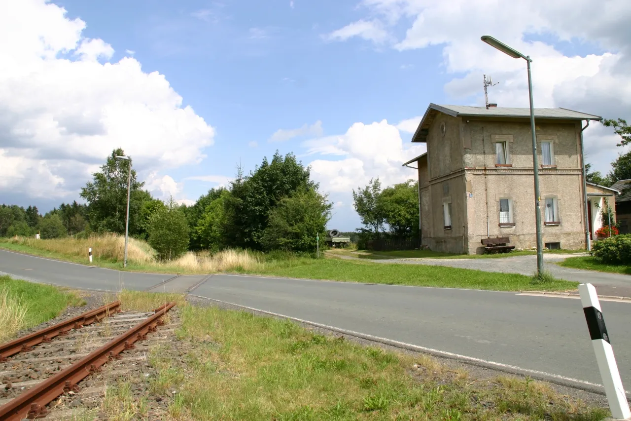 Photo showing: Bahnübergang und ehemaliges Bahnwärterhaus in Erkersreuth (August 2012)