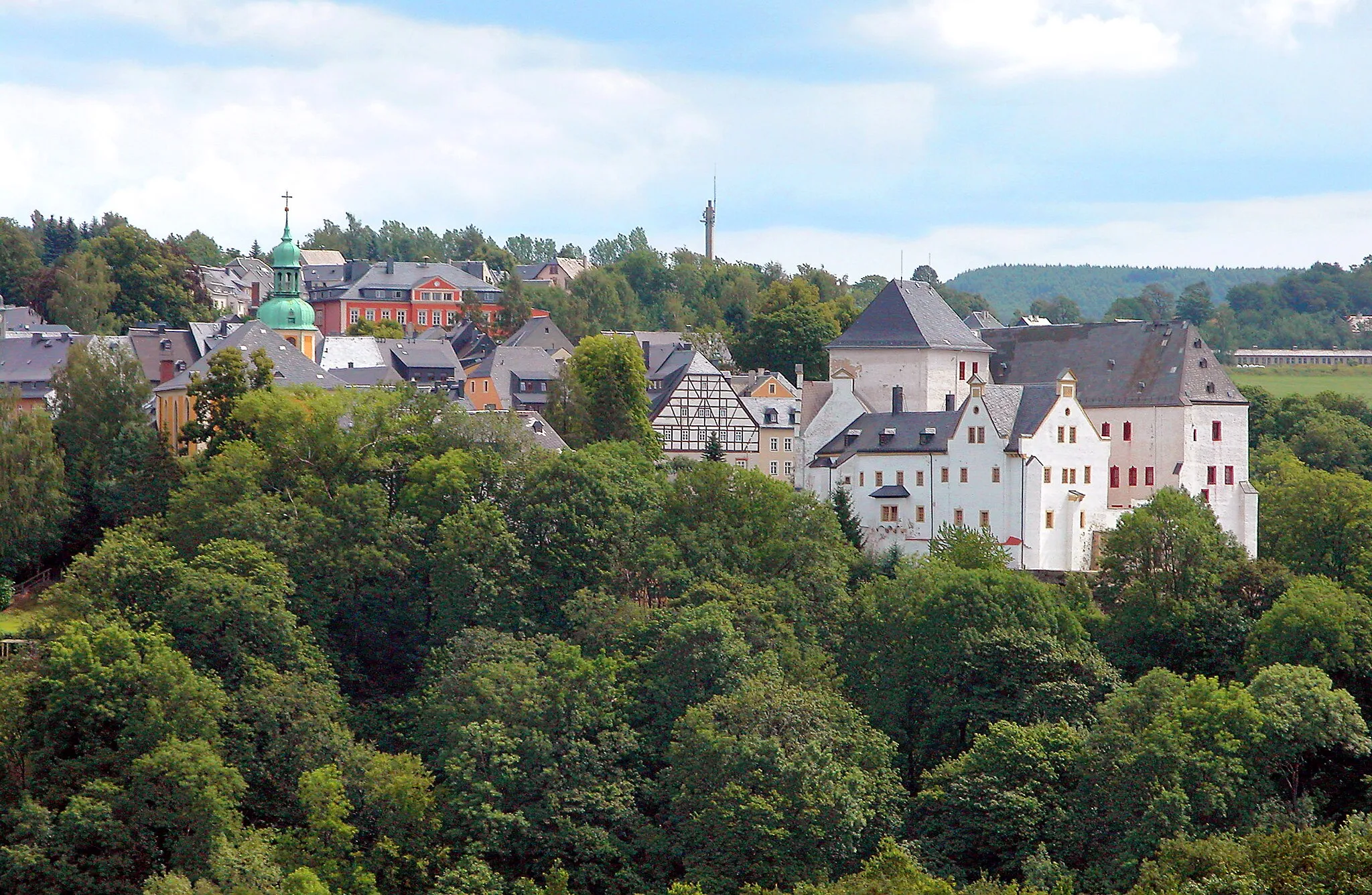 Photo showing: 03.08.2006  09429  Wolkenstein: Stadt mit Kirche und Schloß (rechts, GMP: 50.654896,13.064900). Burg  aus dem 12. Jh., ab 1505 zum Schloß  ausgebaut, mehrfach umgebaut. In der DDR zu Wohnzwecken genutzt. Jetzt Museum.                                                                                                                                                                                                                                                       [DSCN10860.TIF]20060803145DR.JPG/Blobelt