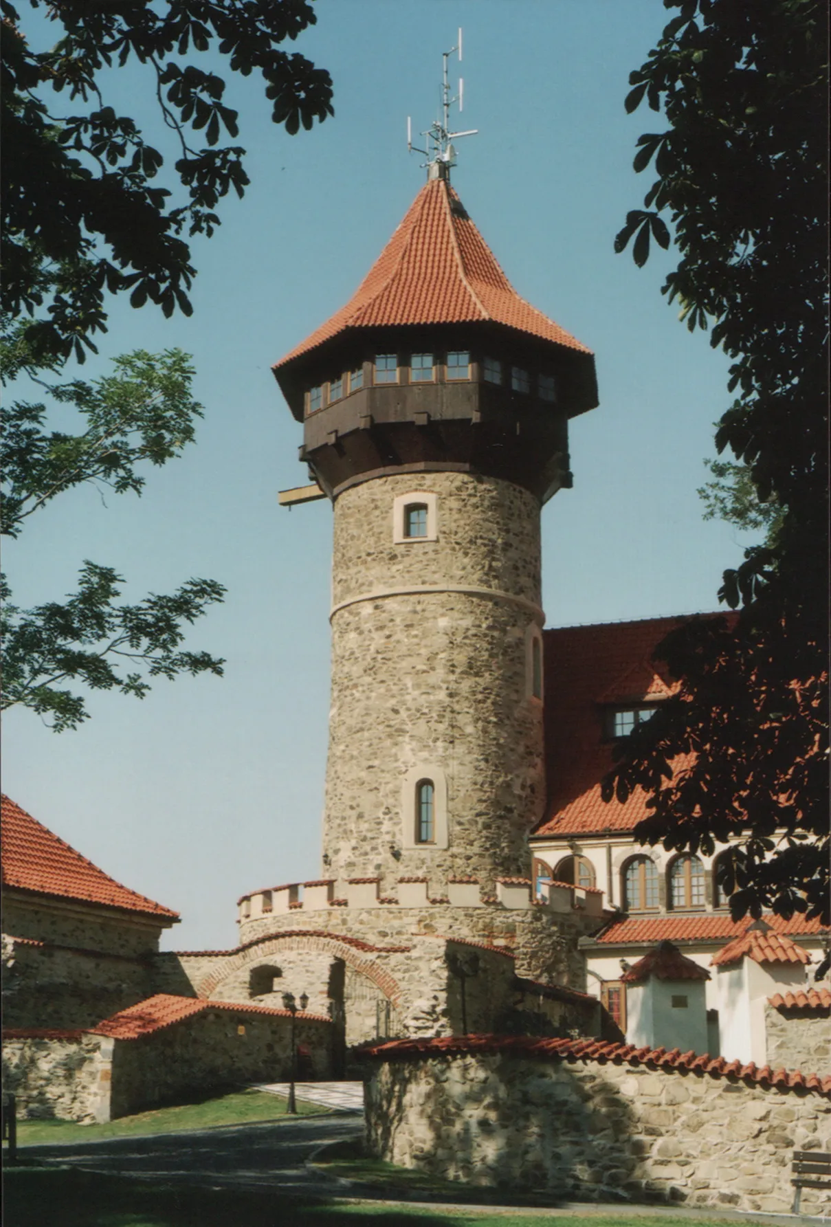 Photo showing: Lookout tower, Hnevin, Most