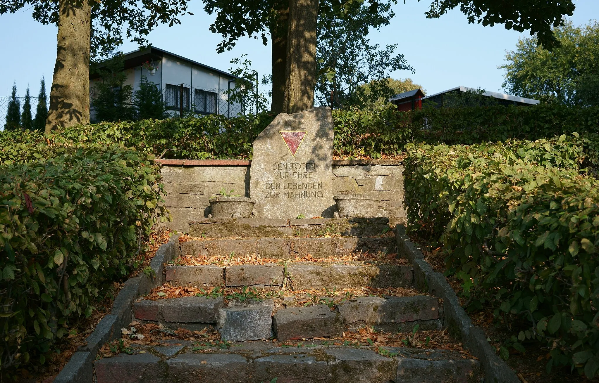 Photo showing: Für die Opfer und die Verfolgten des Naziregimes. Dieser Gedenkstein befindet sich in Schönfeld am Weberteich.