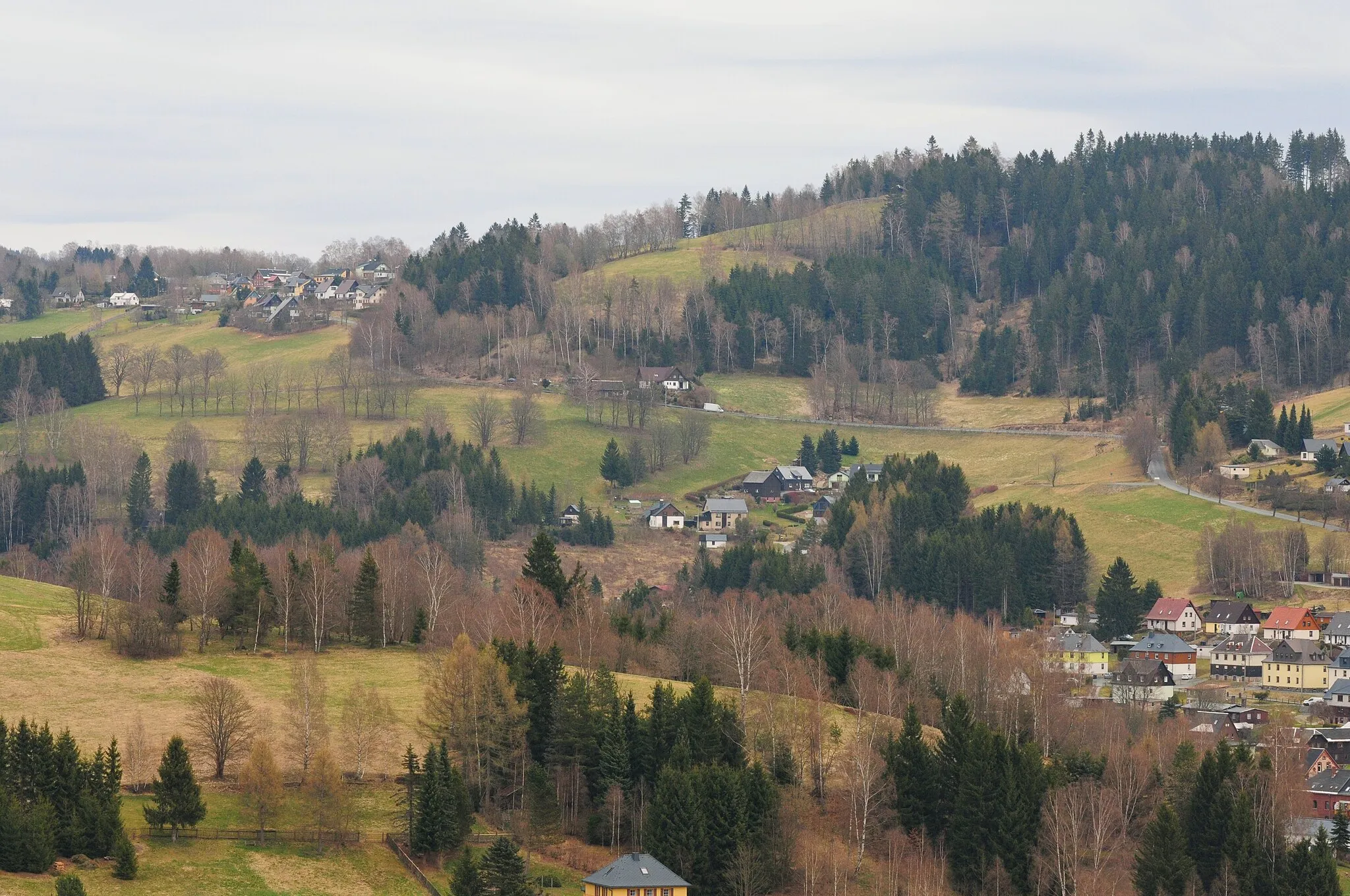 Photo showing: Klingenthal: Blick von Brunndöbra nach Obersachsenberg mit aufsteigender Straße Staffelweg (Vogtlandkreis, Freistaat Sachsen, Deutschland)