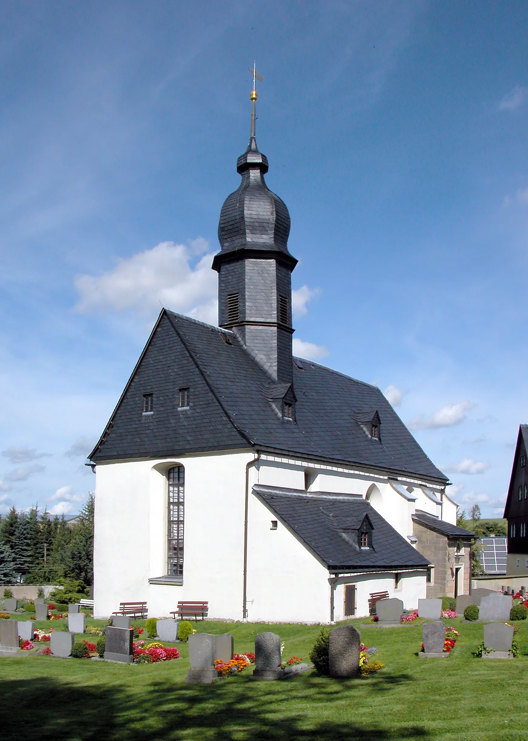 Photo showing: 12.09.2011  01762  Hartmannsdorf (Hartmannsdorf-Reichenau), Kirchweg 51 (GMP: 50.829313,13.558753): Die Dorfkirche Hartmannsdorf ist die Wallfahrtskirche St. Laurentius. 1346 wurde sie als solche erstmalig erwähnt, dabei ist sie mit Sicherheit viel älter. 1512, 1743 und 1850 erfolgten Um- und Anbauten.                                                                                             [DSCNn2711.TIF]20110912200DR.JPG(c)Blobelt