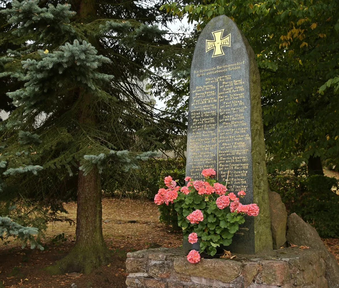 Photo showing: Hartmannsdorf (Hartmannsdorf-Reichenau): world war I memorial.