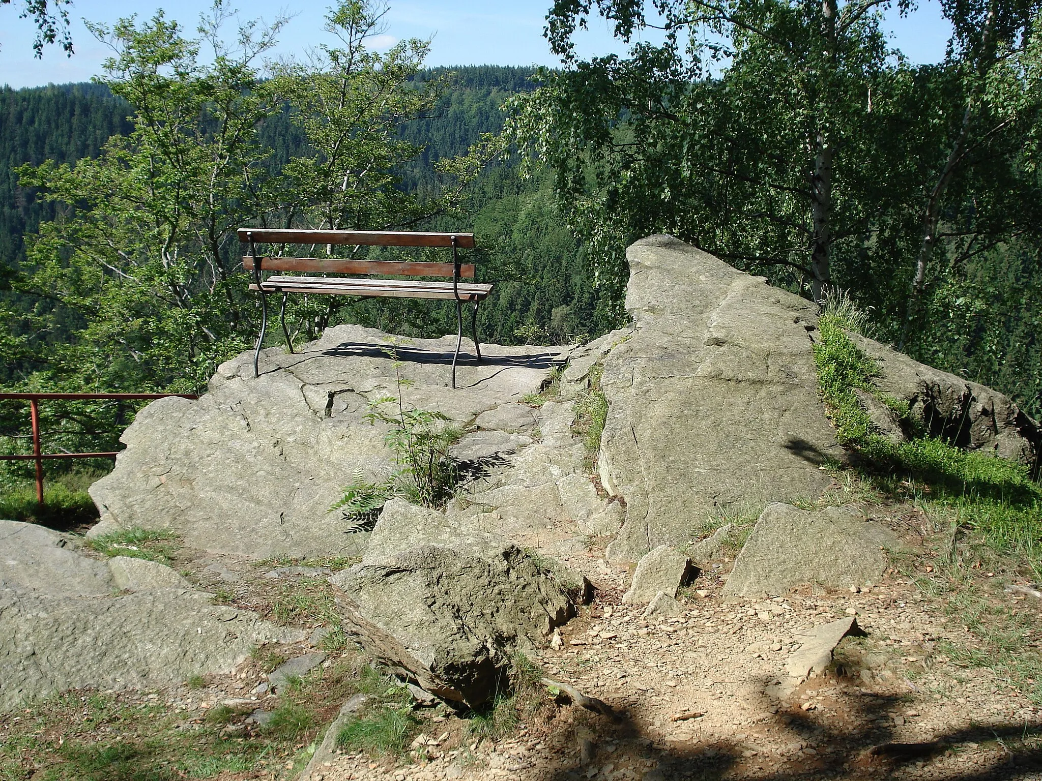 Photo showing: Sitzgelegenheit auf dem Vogeltoffelfelsen bei Ansprung im Erzgebirge