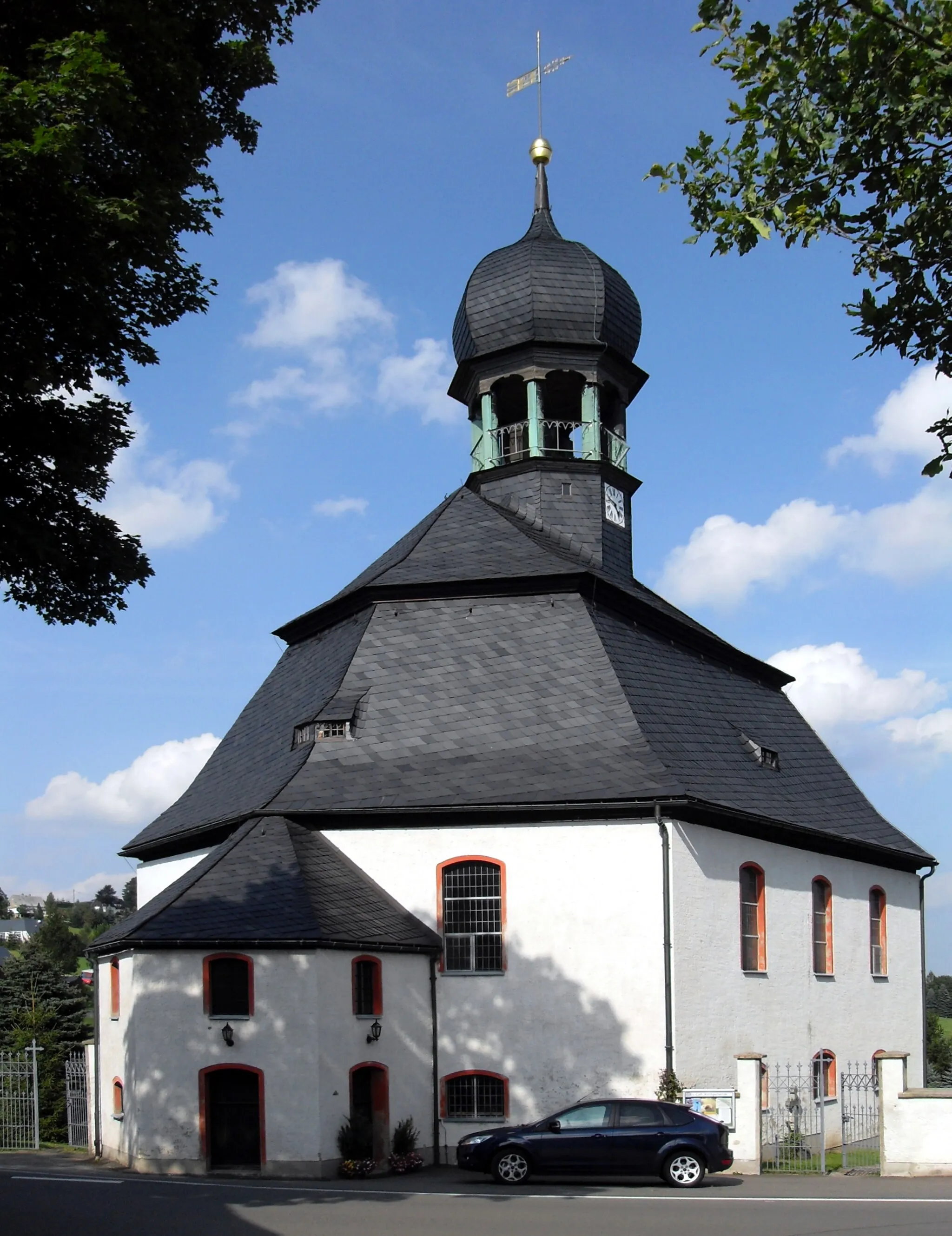 Photo showing: Südwestseite der Heiliggeist-Kirche in Rübenau, Erzgebirgskreis