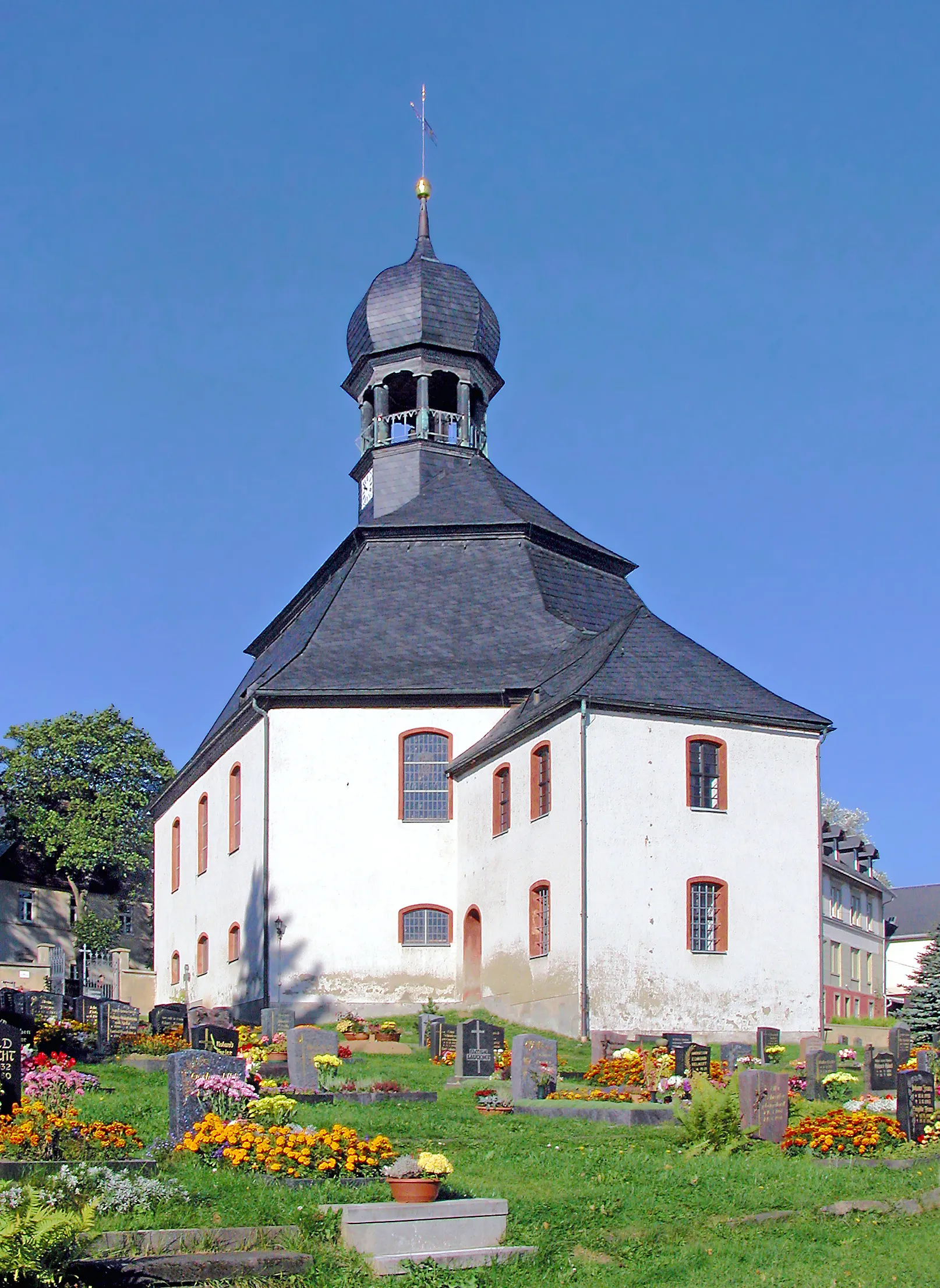 Photo showing: 24.09.2006  09496  Rübenau, Hammerweg 2: 1607 konnte in Rübenau die erste kleine 
"Heilig-Geist-Kirche" eingeweiht werden. Die zweite Heilig-Geist-Kirche Rübenau (GMP: 50.508942,13.303668), eine barocke Zentralbaukirche (im Bild) mit großem Dachreiter, wurde 1714 geweiht.                                      [DSCN11633.TIF]20060924025DR.JPG(c)Blobelt