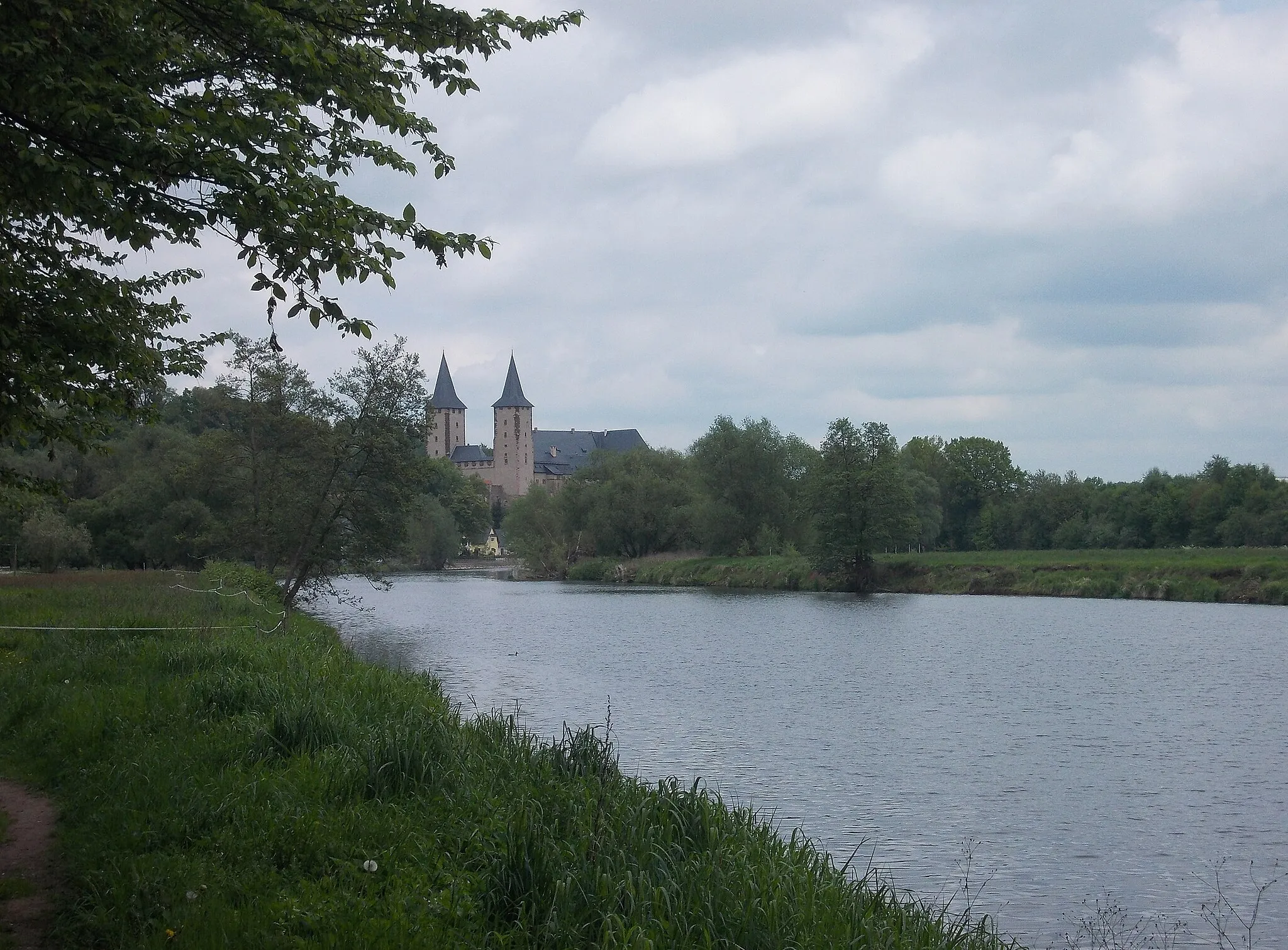 Photo showing: Zwickauer Mulde river with the castle in Rochlitz (Mittelsachsen district, Saxony)