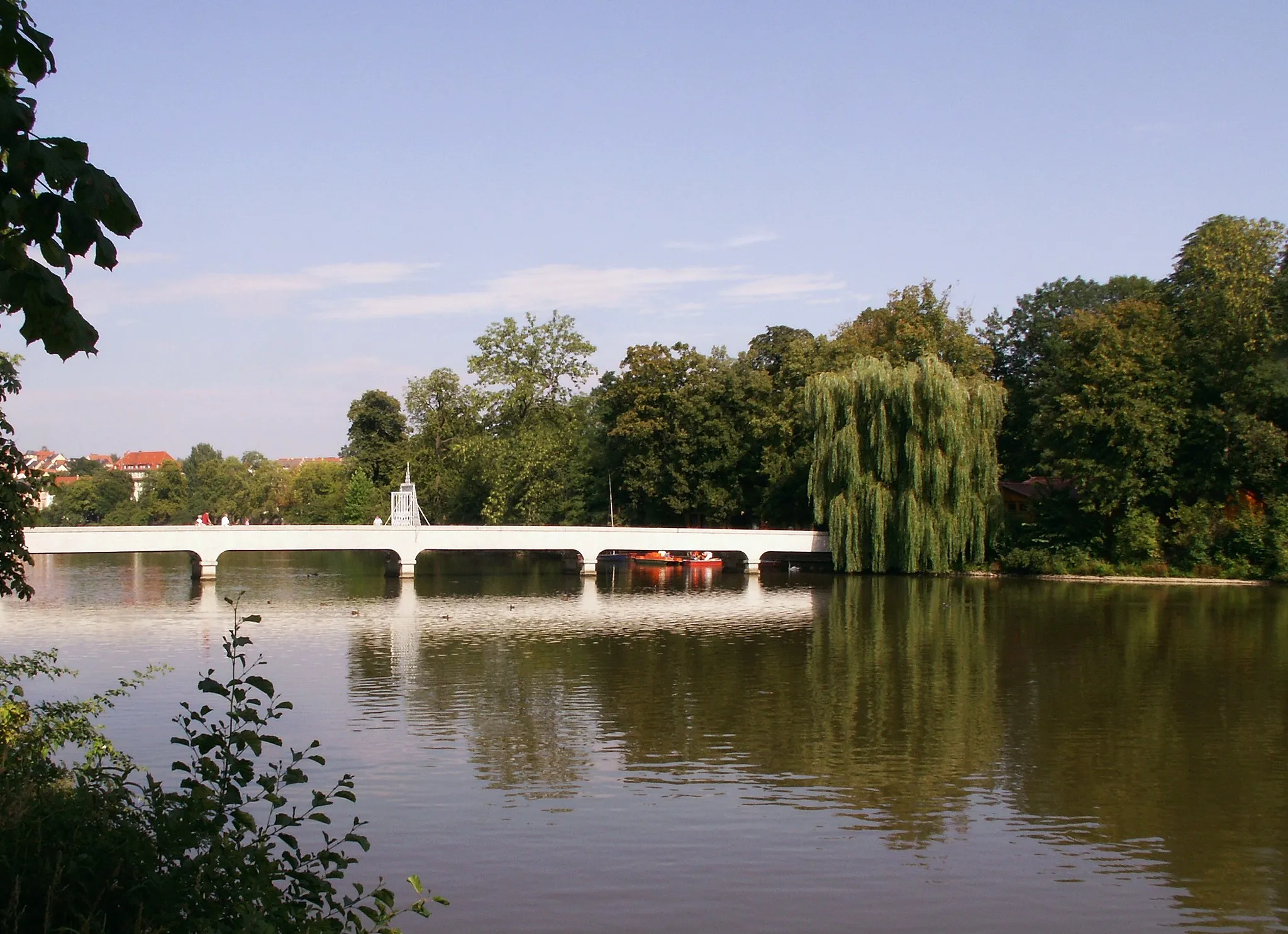 Photo showing: Altenburg Brücke zur Insel im  Großen Teich Foto 2006 Wolfgang Pehlemann Wiesbaden PICT0300