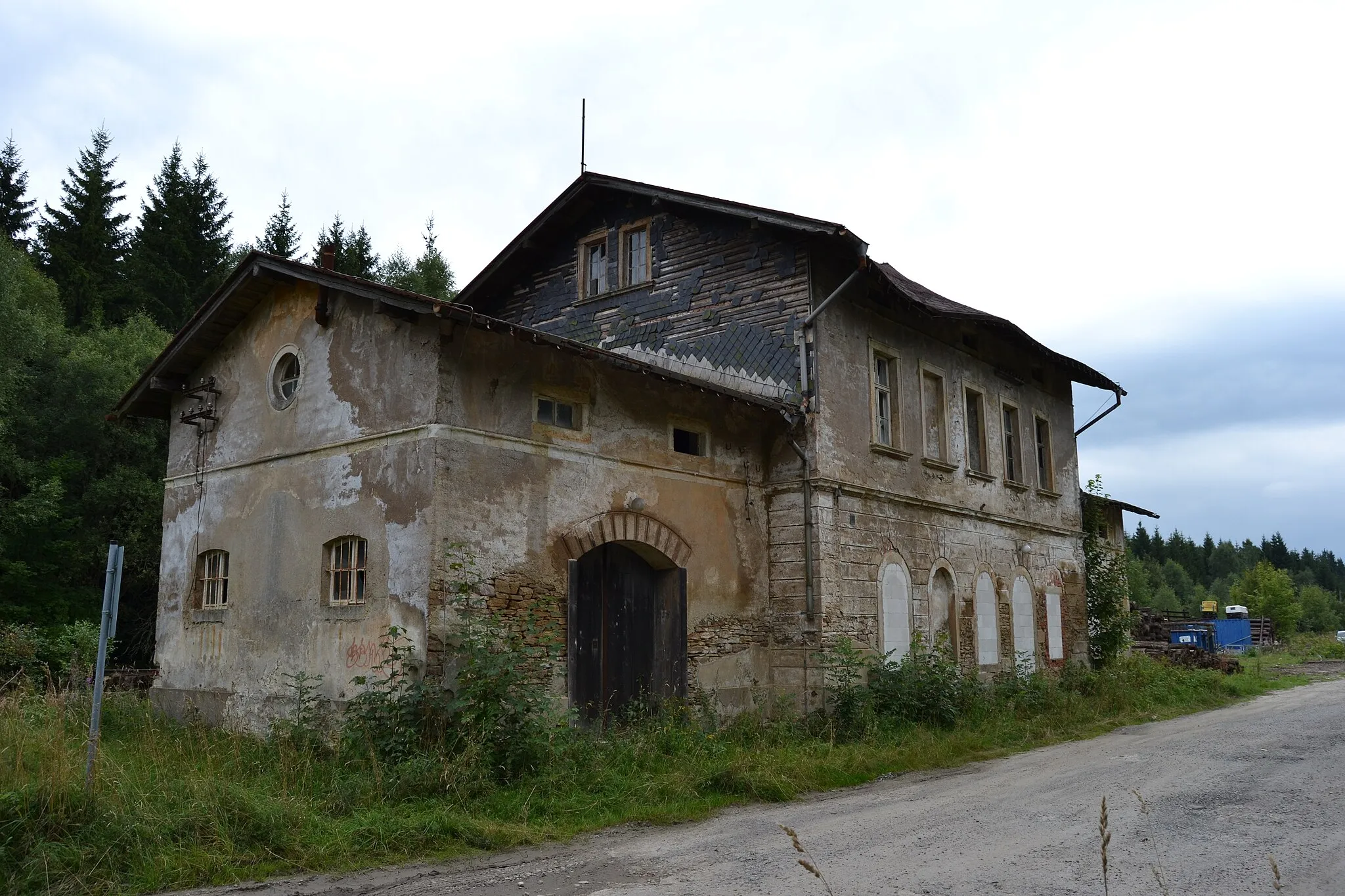 Photo showing: Blick auf das ehem. Empfangsgebäude (Straßenseite) des Bahnhofs Gelobtland im Erzgebirge.