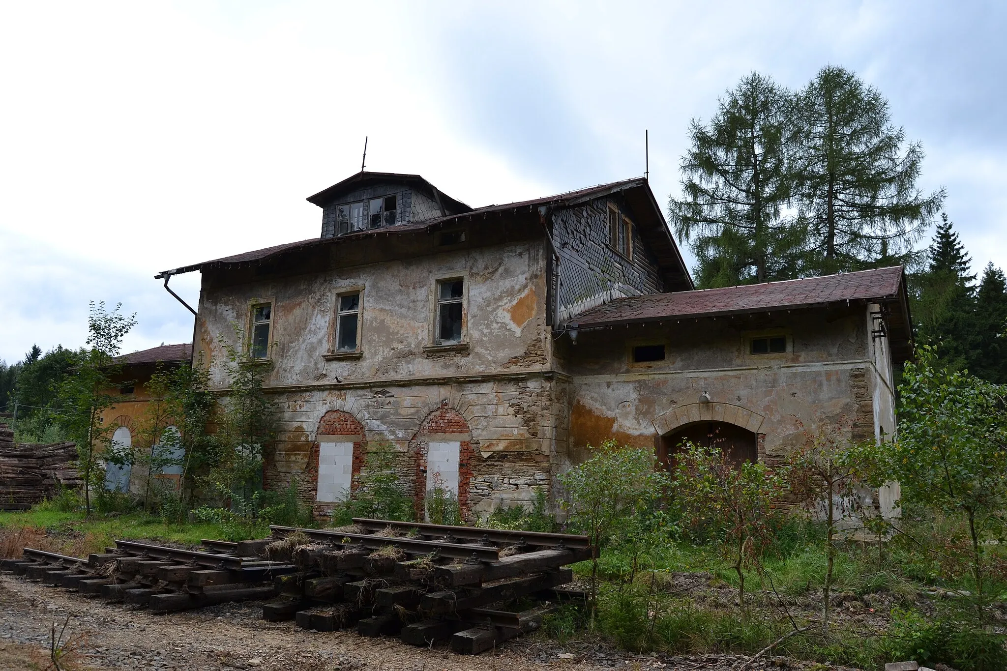 Photo showing: Blick auf das ehem. Empfangsgebäude (Gleisseite) des Bahnhofs Gelobtland im Erzgebirge.