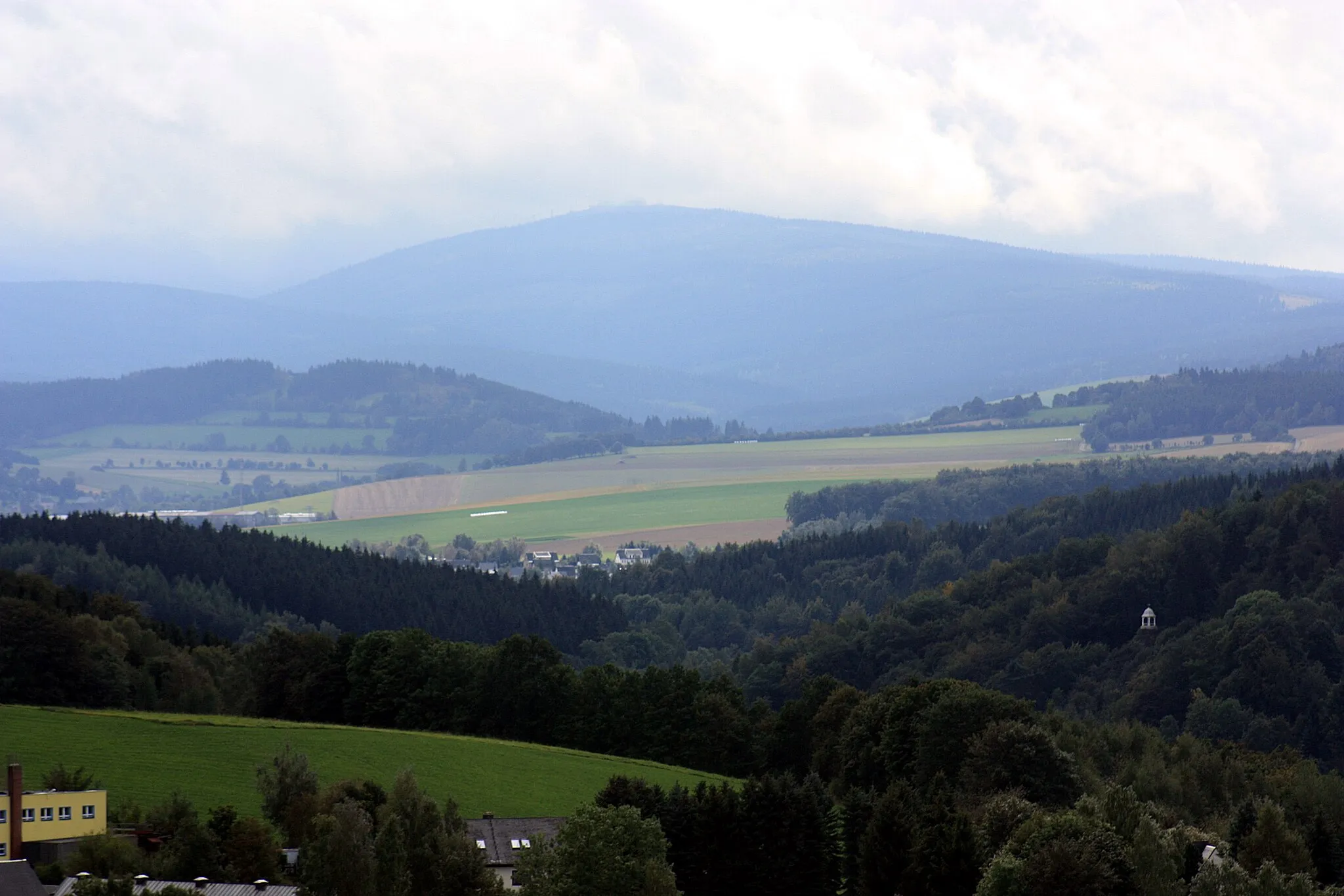 Photo showing: Annaberg-Buchholz, view from the church St. Anne to the mountain Fichtelberg