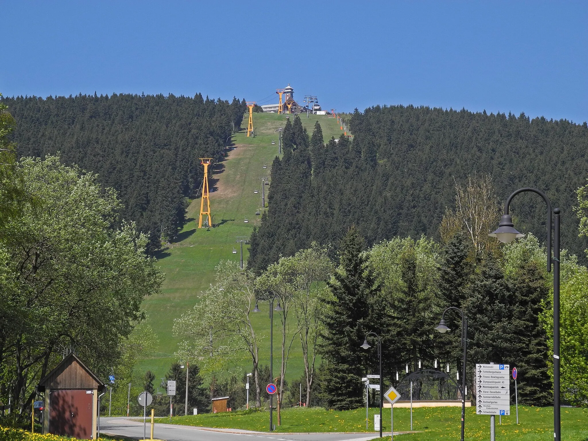 Photo showing: Blick zum Fichtelberg von Oberwiesenthal