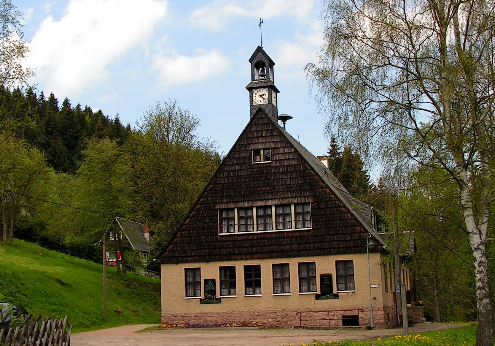 Photo showing: Ehemalige Grenzland-Schule und heutiges Haus des Gastes „Saafnlob-Haus“ Wildenthal