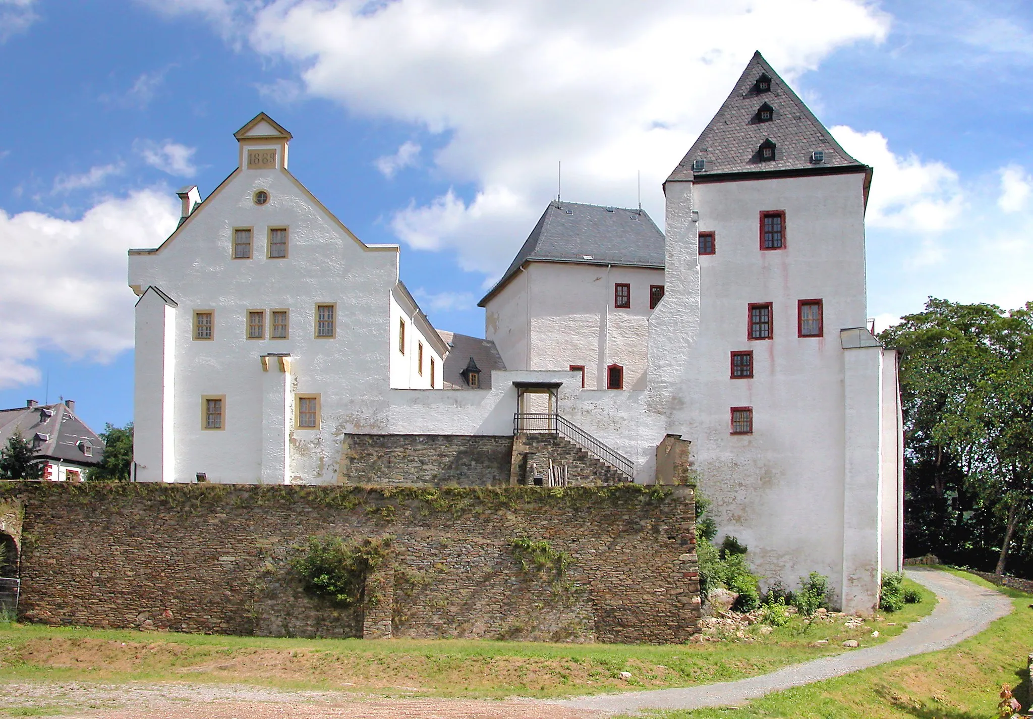 Photo showing: 03.08.2006  09429  Wolkenstein: Burg (GMP: 50.654896,13.064900) aus dem 12. Jh., ab 1505 zum Schloß ausgebaut, mehrfach umgebaut. In der DDR zu Wohnzwecken genutzt. Jetzt Museum. Sicht von der Vorburg aus SW.                                                                                                                                                          [DSCN10852.TIF]20060803160DR.JPG/Blobelt