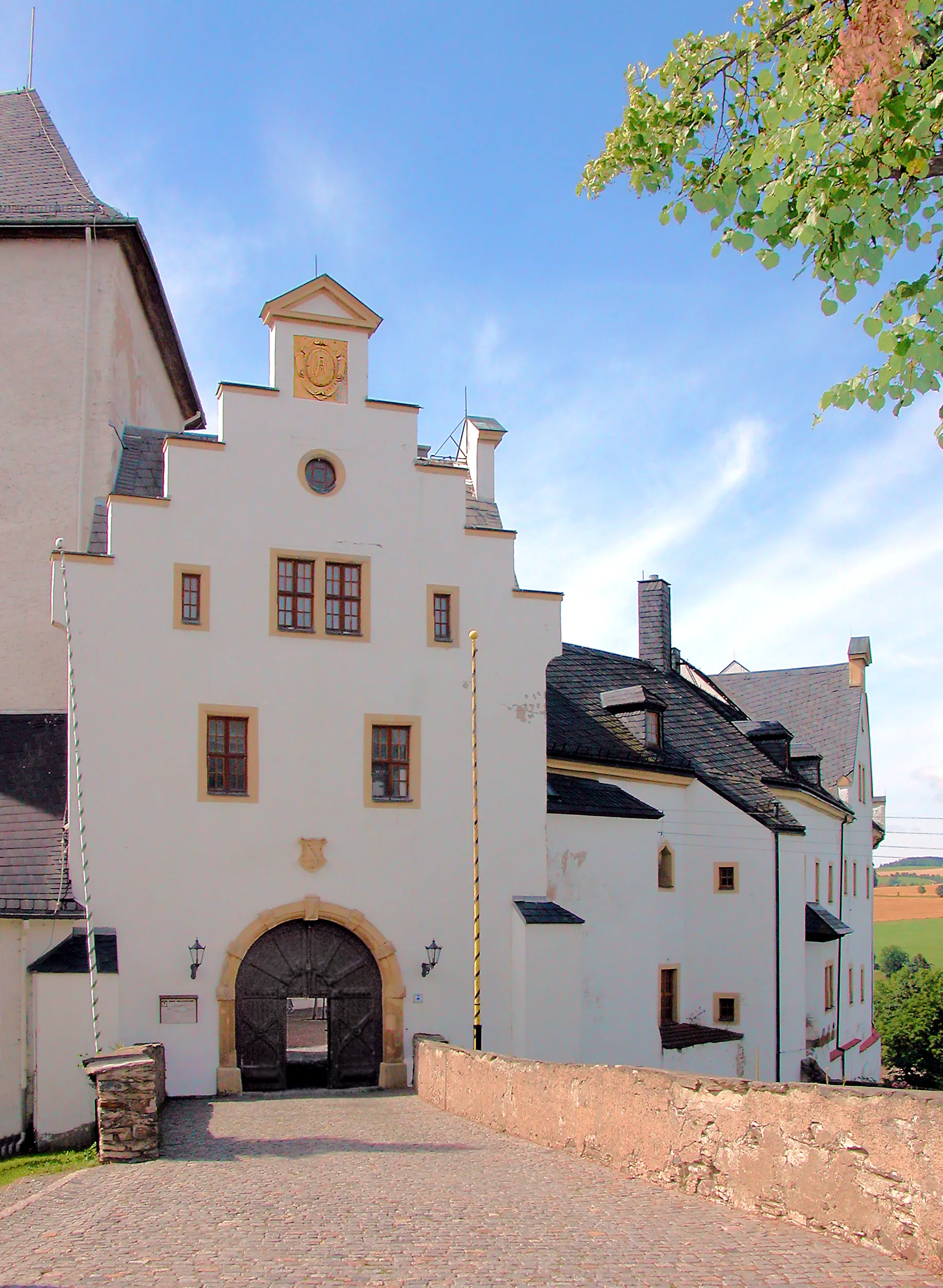 Photo showing: 03.08.2006  09429  Wolkenstein: Burg (GMP: 50.654896,13.064900) aus dem 12. Jh., ab 1505 zum Schloß  
ausgebaut, mehrfach umgebaut. In der DDR zu Wohnzwecken genutzt. Jetzt Museum. Torhaus von außen.                       [DSCN10833.TIF]20060803155DR.JPG/Blobelt