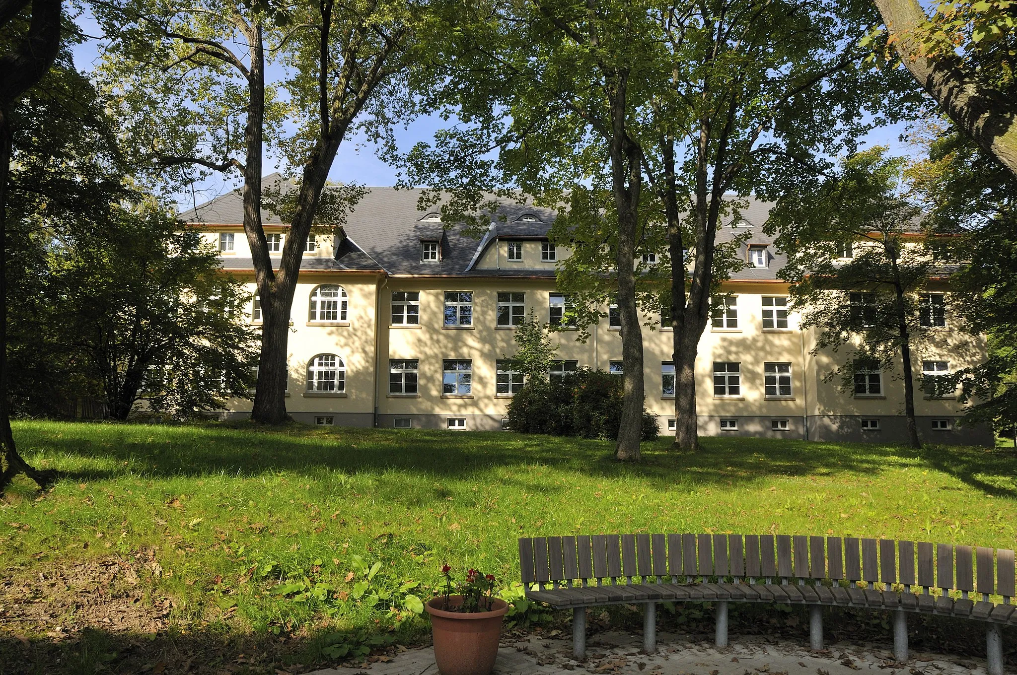 Photo showing: Außenansicht der Gerontopsychiatrie des Sächsischen Krankenhauses für Psychiatrie und Neurologie Rodewisch