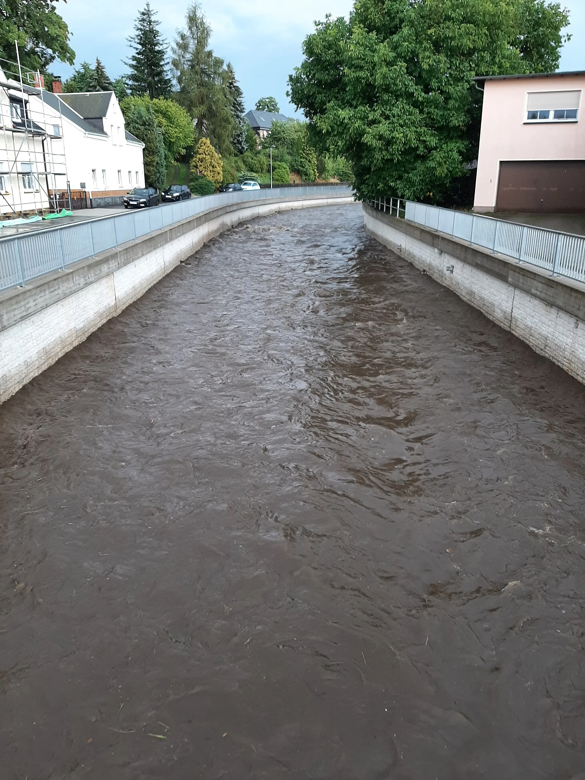 Photo showing: Die Göltzsch in Rodewisch von der Brücke von der Uferstraße Richtung Bundesstraße 94 in Höhe der Bäckerei Seidel.