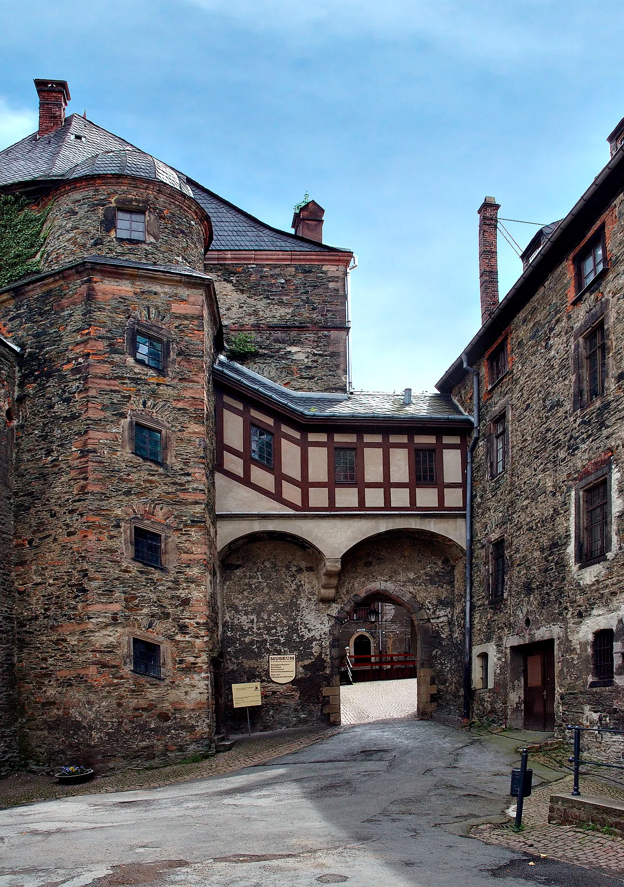 Photo showing: This image shows the inner courtyard of the castle Mylau (Saxony, Germany).