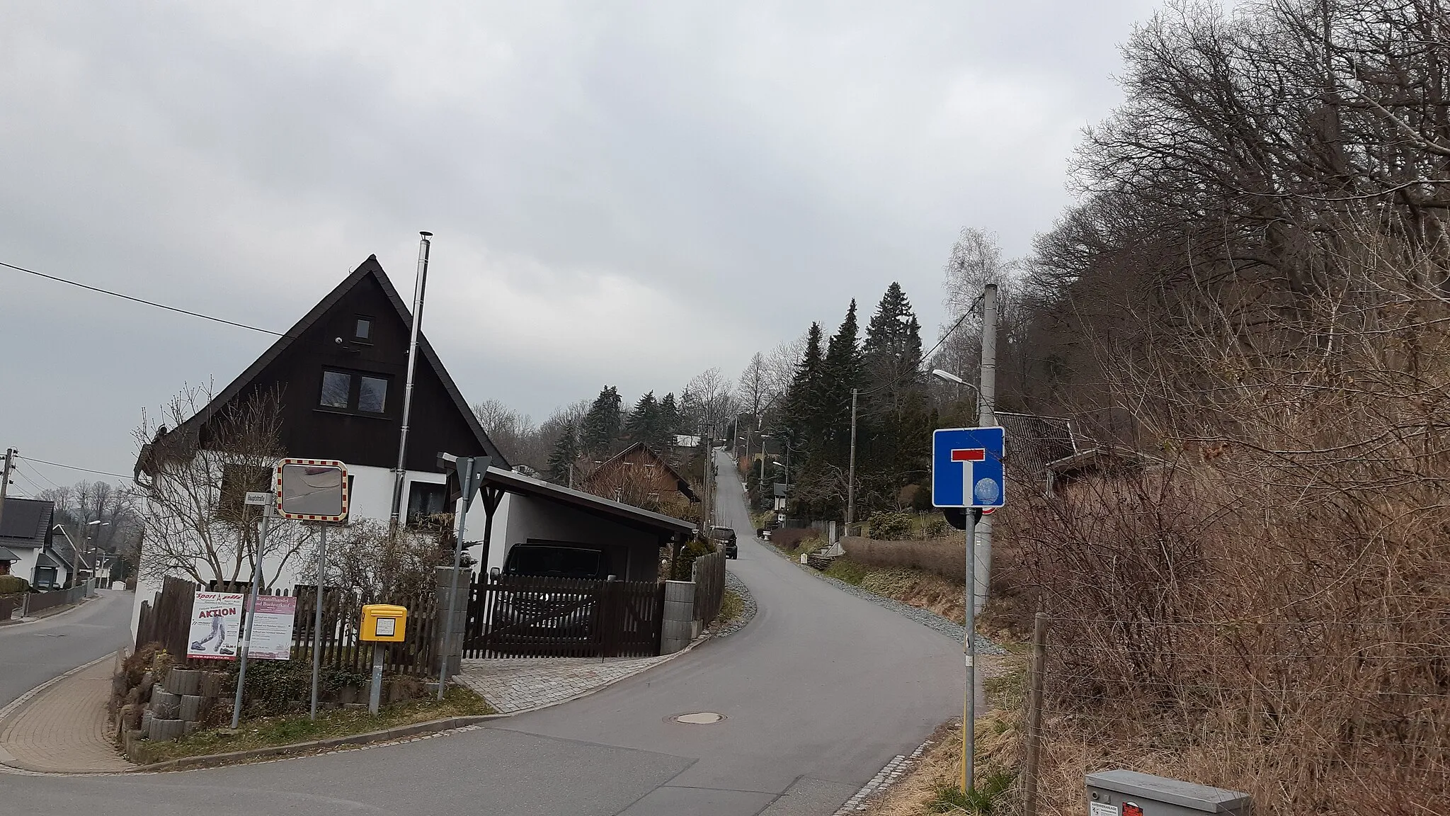 Photo showing: Hauptstraße (links) und Bergeshöh (rechts abzweigend, Bildmitte), Blick Richtung Nordwesten, Chemnitz-Euba.