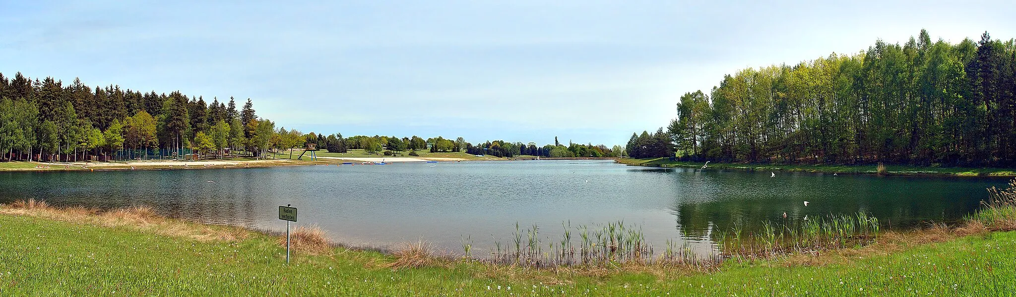 Photo showing: This image shows a panorama photo of the reservoir Oberrabenstein (Saxony, Germany). It has been stitched together using three single images.