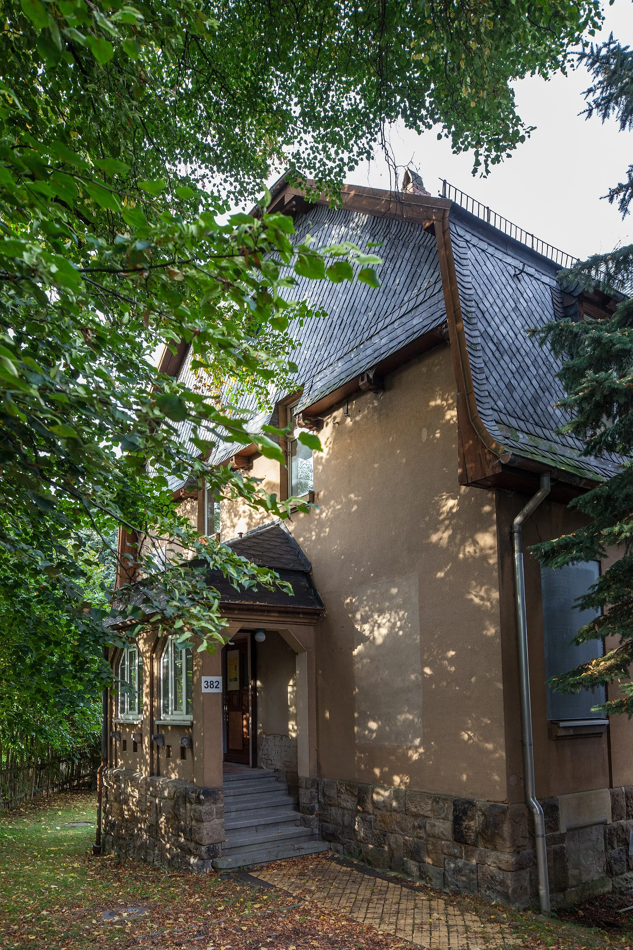 Photo showing: Entrance to the house Limbacher Straße 382 in Chemnitz