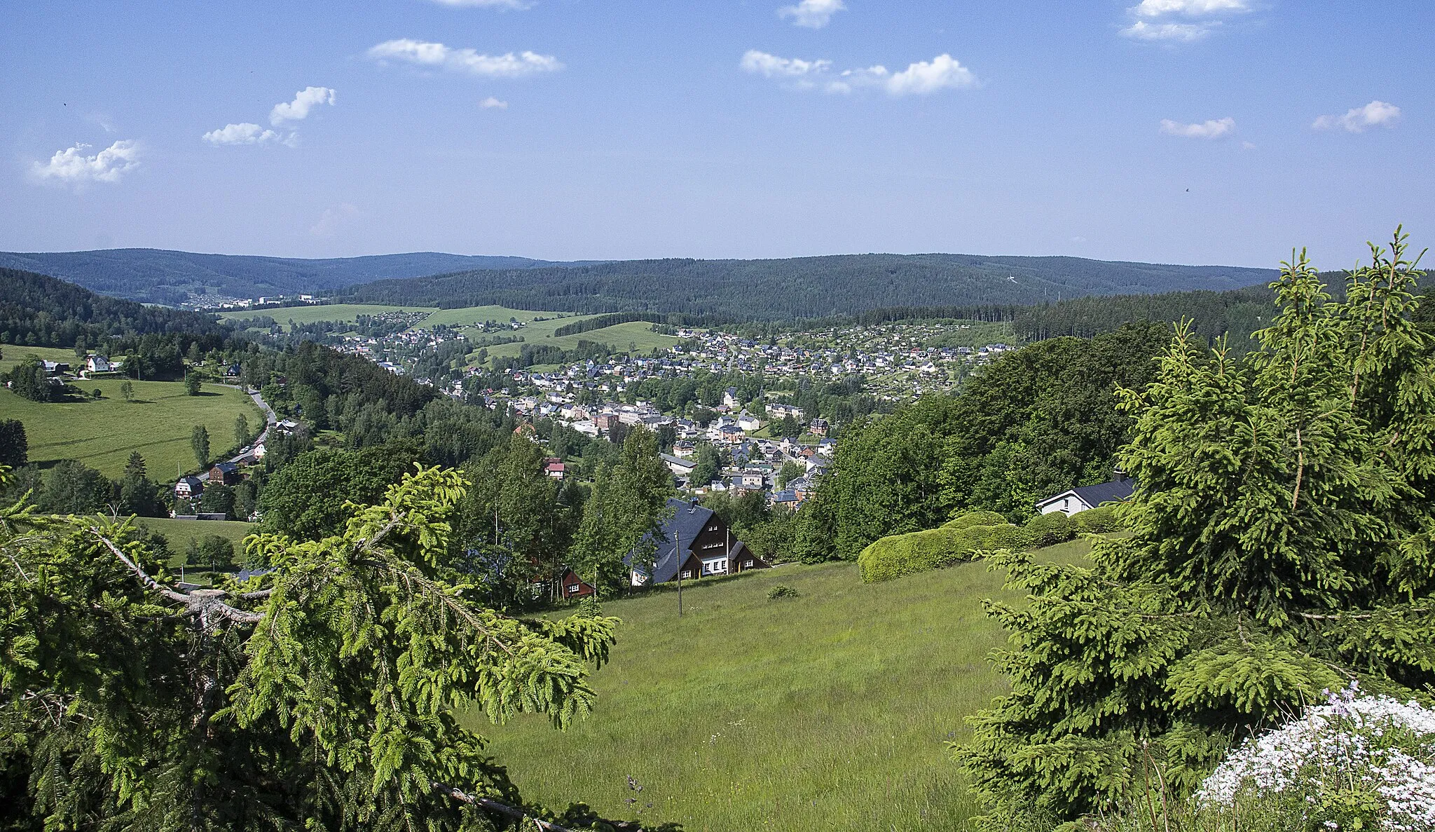 Photo showing: A view from the Aschberg (Mt. Ashes) down onto Klingenthal/Vogtland Westsaxony Germany