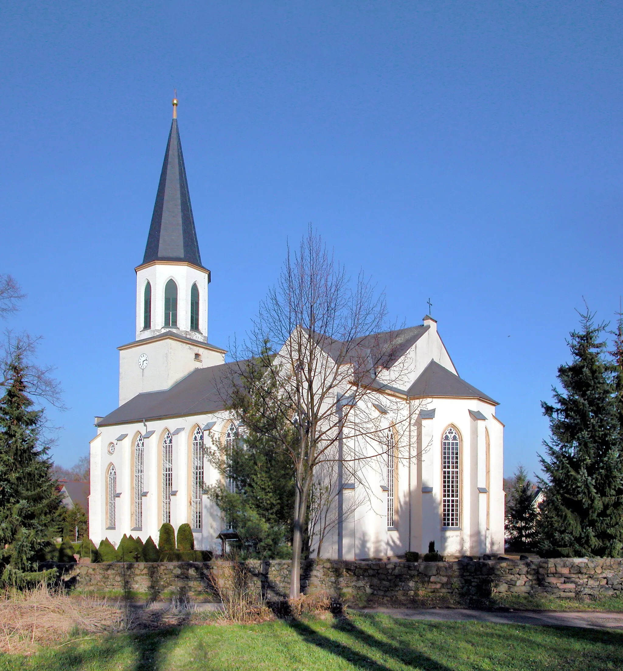 Photo showing: 17.04.2010  09661  Greifendorf (Rossau): Greifendorf wurde 1267 erstmals erwähnt und war ursprünglich im Besitz des Ritters Ulrich von Maltitz. Die stolze Dorfkirche an der Döbelner Straße (GMP: 51.025992,13.113968) ersetzt ein mittelalterliches Kirchlein, das der Gemeinde zu klein war und deshalb 1858 abgebrochen wurde. Die Baupläne erstellte der Leipziger Architekt Ernst Zocher. Die Kirche ist mit 800 Sitzplätzen recht groß. 1987 bis 1995 erfolgte eine Sanierung des Außenbaus. 2006 wurde das Geläut um zwei neugegossene Glocken ergänzt.                        [DSCN41396-41397.TIF]20100417700MDR.JPG(c)Blobelt