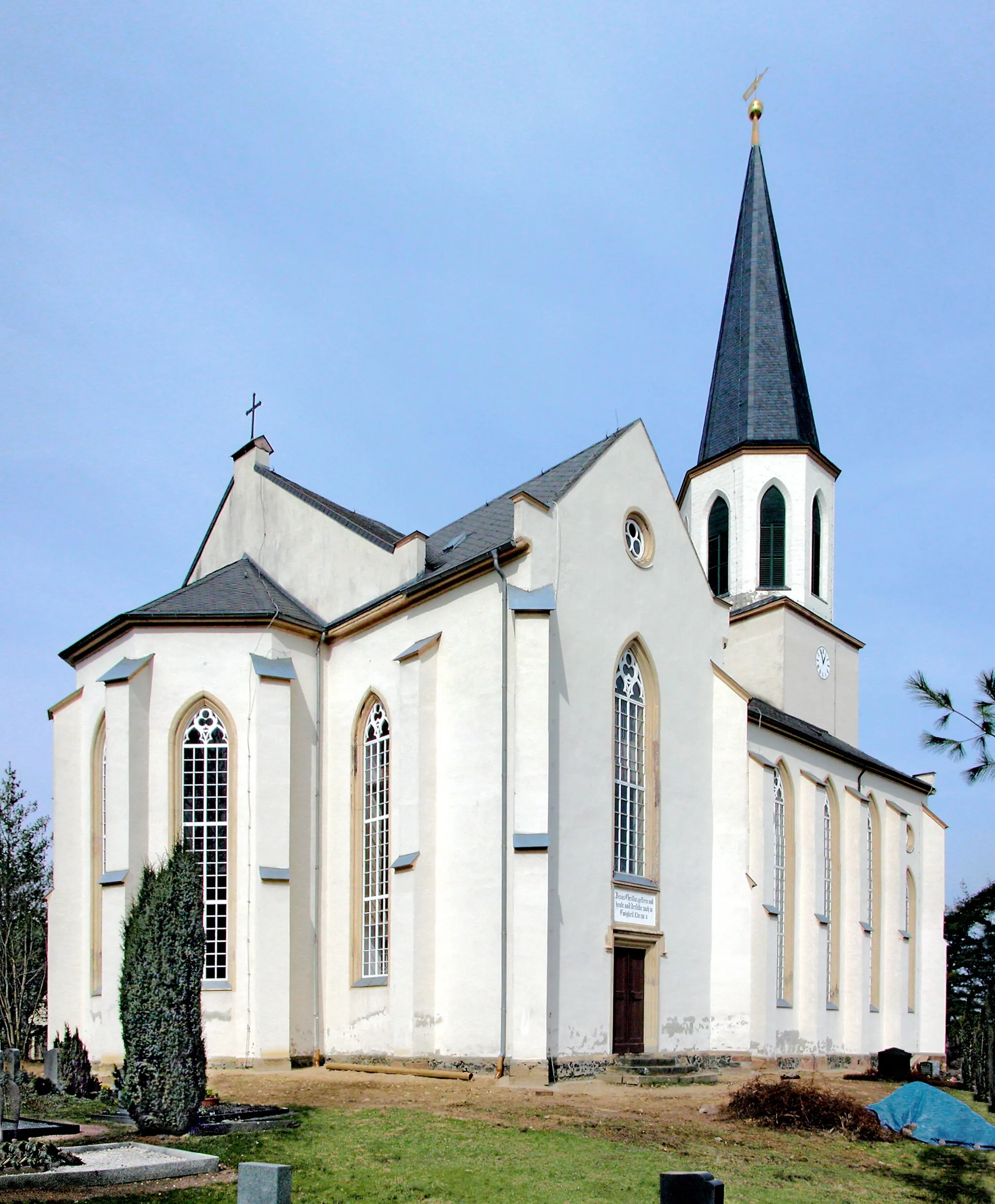 Photo showing: 24.03.2010  09661  Greifendorf (Rossau): Greifendorf wurde 1267 erstmals erwähnt und war ursprünglich im Besitz des Ritters Ulrich von Maltitz. Die stolze Dorfkirche an der Döbelner Straße (GMP: 51.025992,13.113968) ersetzt ein mittelalterliches Kirchlein, das der Gemeinde zu klein war und deshalb 1858 abgebrochen wurde. Die Baupläne erstellte der Leipziger Architekt Ernst Zocher. Die Kirche ist mit 800 Sitzplätzen recht groß. 1987 bis 1995 erfolgte eine Sanierung des Außenbaus. 2006 wurde das Geläut um zwei neugegossene Glocken ergänzt. Sicht von Südwesten.                                                                                   [DSCN40529-40530.TIF]20100324160MDR.JPG(c)Blobelt