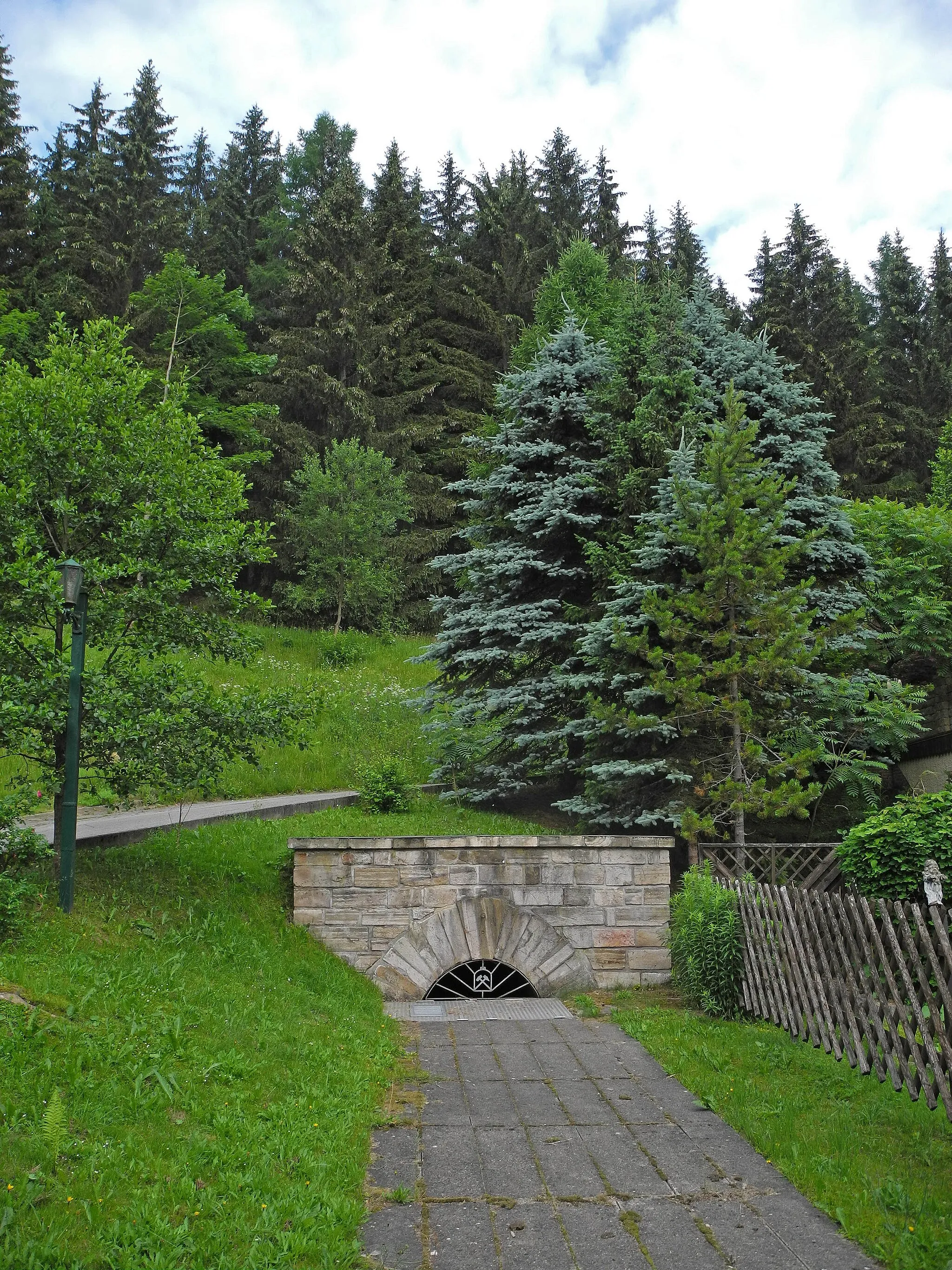 Photo showing: Revierwasserlaufanstalt Freiberg: Östliches Mundloch der Mortelbacher Rösche und Mortelgrunder Kunstgraben in der Stadt Sayda, OT Mortelgrund