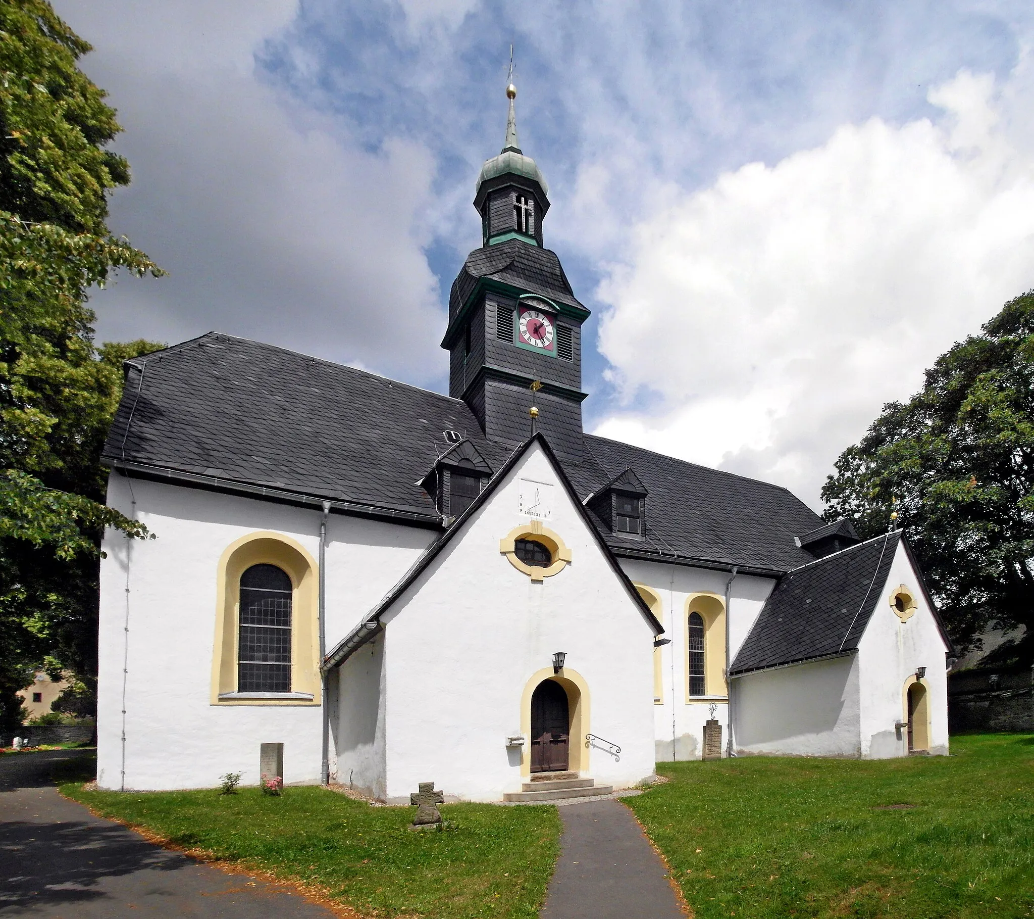 Photo showing: 11.07.2018  09619  Helbigsdorf (Mulda): Evangelische Dorfkirche, Hauptstraße (GMP: 50.811503,13.365515). Spätgotik aus dem 14./15. Jahrhundert, 1576 und 1726 erweitert. Die Turmuhr geht auf das Jahr 1580 zurück. Überwiegend barocke Ausstattung. Sicht von Südwesten, Eingangsseite.                                                                                                                                                                         [SAM6691+94+96+99.JPG]20180711300MDR.JPG(c)Blobelt