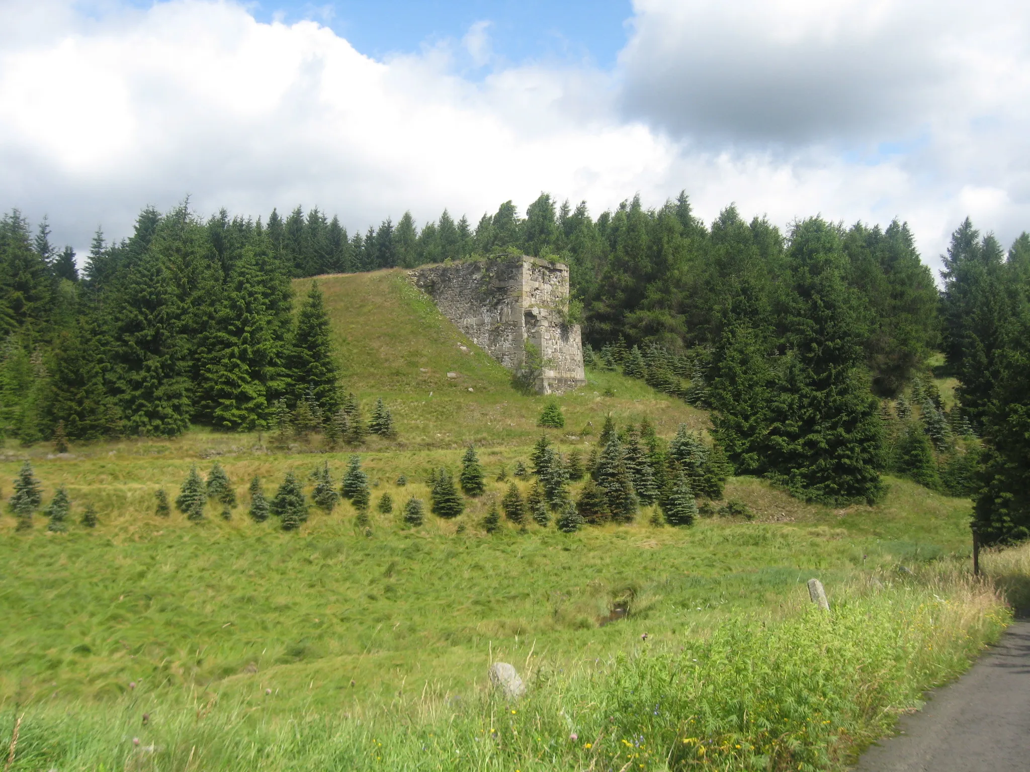 Photo showing: Rest of Railway Viaduct near Hora Svatého Šebestiána (Czech Republic)